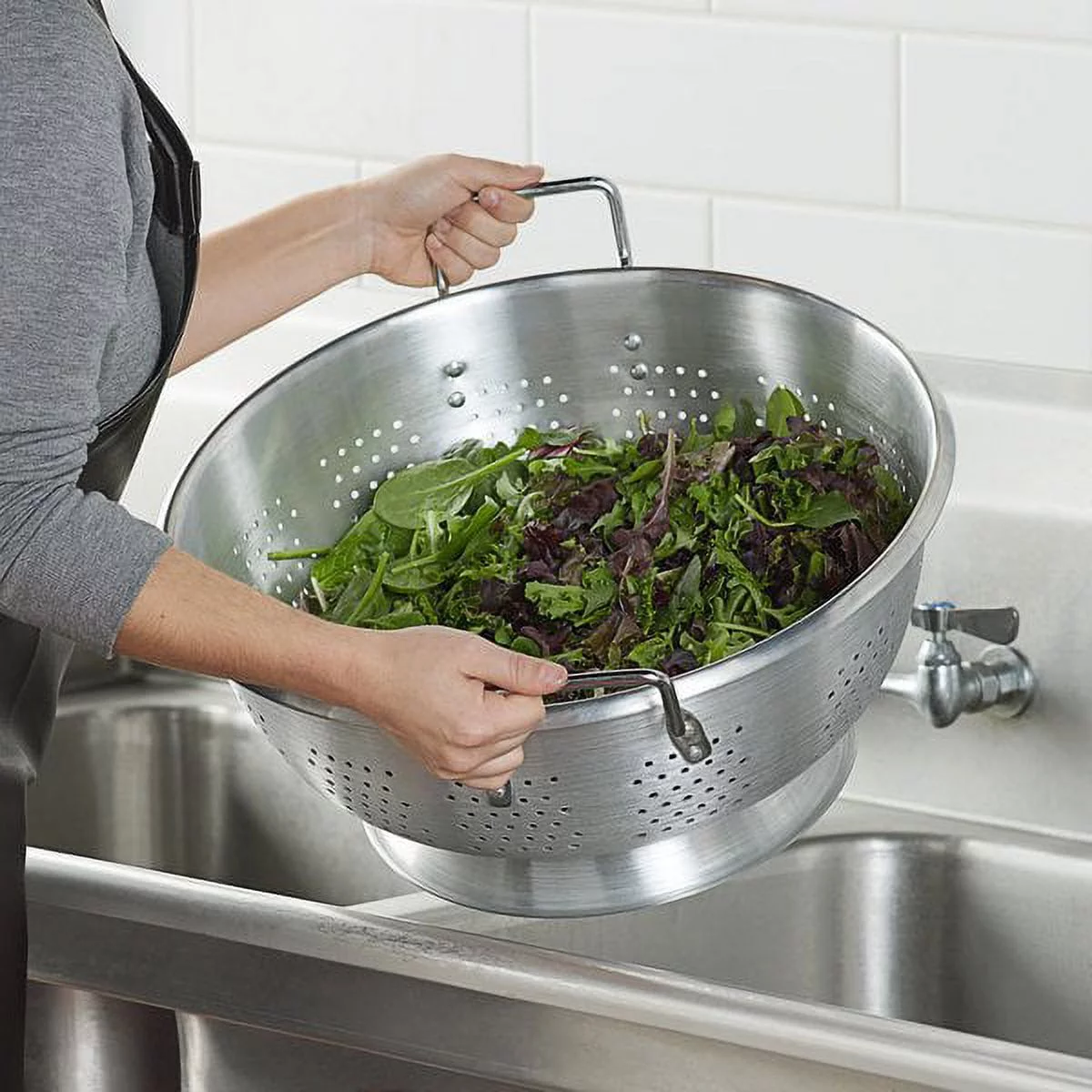 Carlisle 60280 Signature Select Dura-Ware 16 Qt. Aluminum Colander with Handles