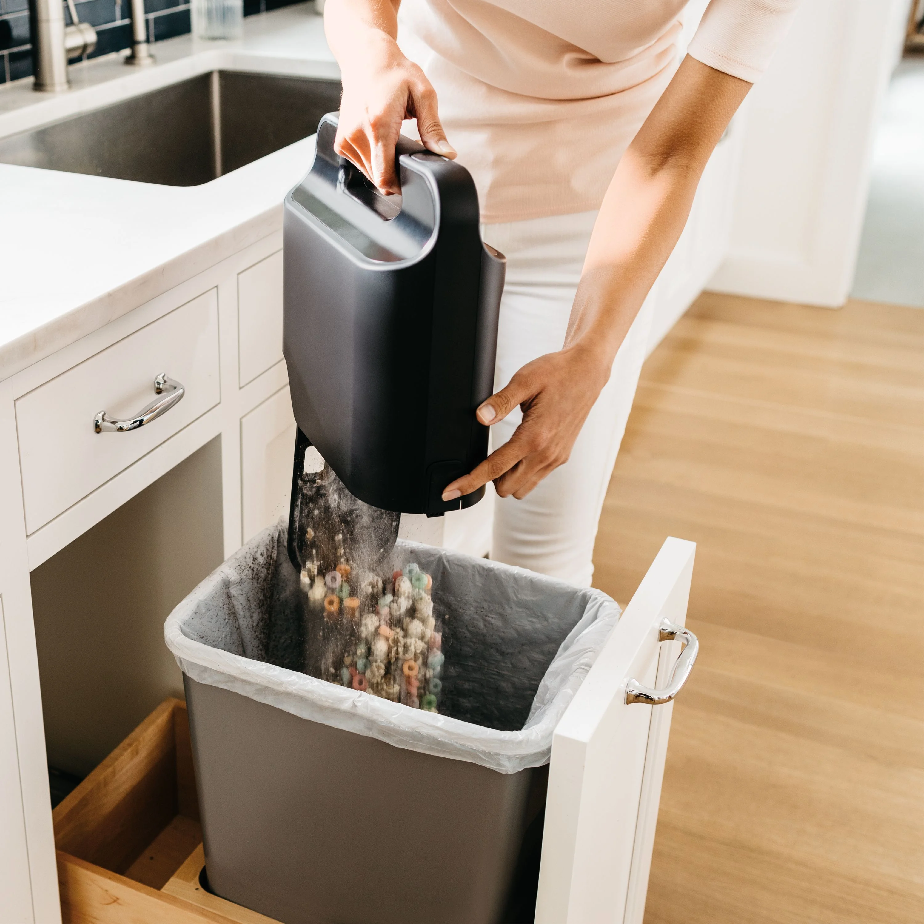 Shark IQ Intelligent Wifi Robot Vacuum Cleaner w/ Self Empty Charger Base, Black