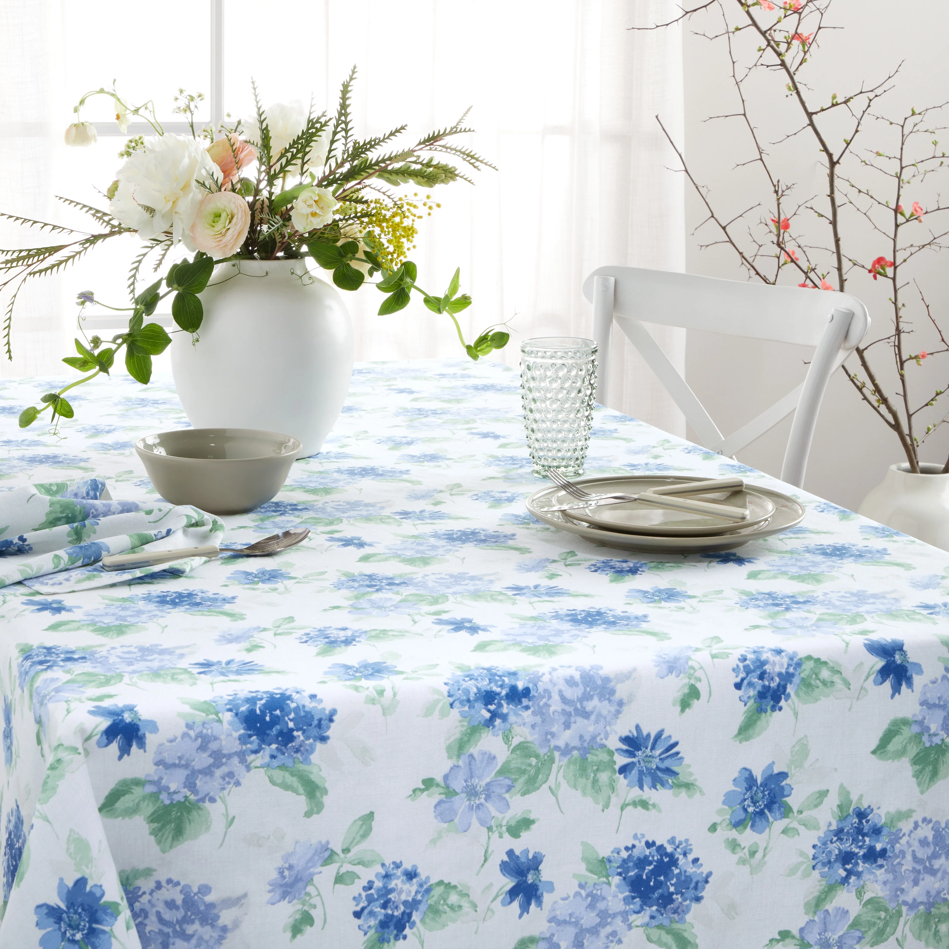 Martha Stewart Amber Floral Fabric Tablecloth Single Pack, Blue/Green, 60