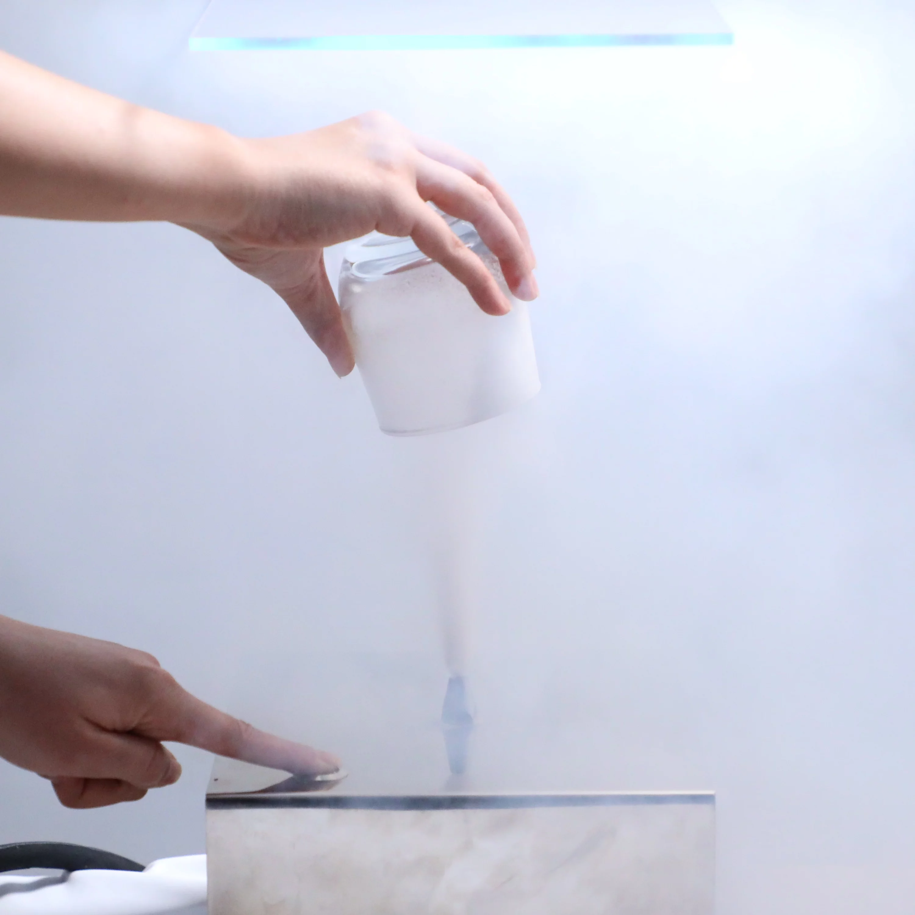 Frostte Instant Glass Chiller CO2 Dry Ice Glass Froster Chills Wine Cocktail Beer Sparkling Water Soda Glass.