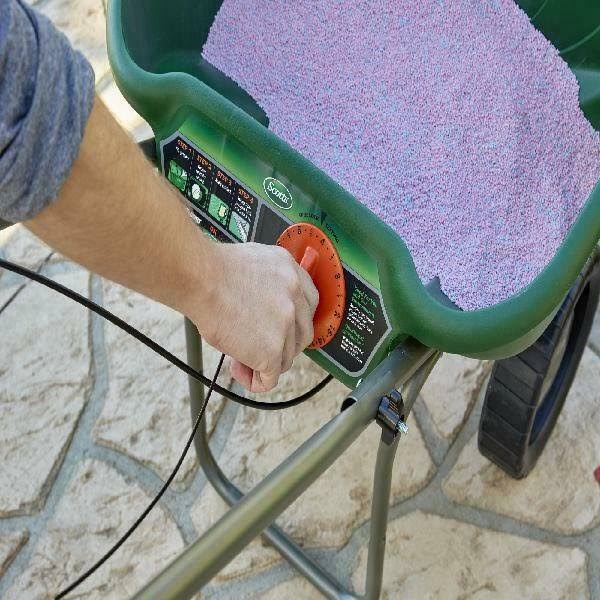 Scotts Turf Builder Pro EdgeGuard Deluxe Broadcast Spreader