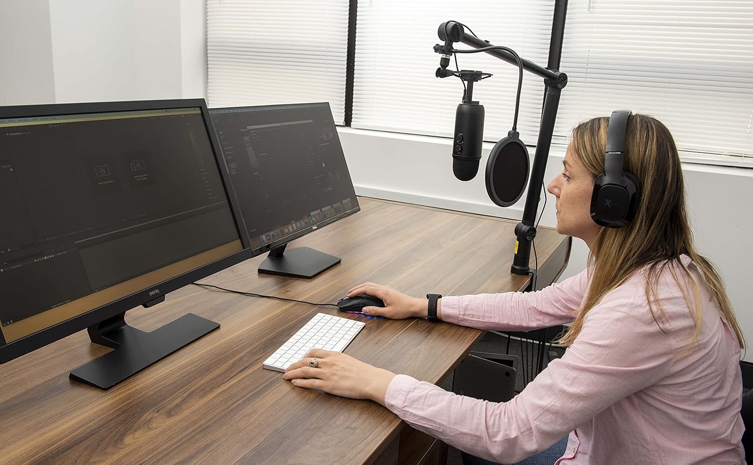 IXTECH Boom Arm - Adjustable 360° Rotatable Microphone Arm - Sturdy Stainless Steel Mic Arm Desk, Table Stand - Foldable Scissor Arm - Stable Microphone Mount Arms for Radio Studio, Podcast, Gaming