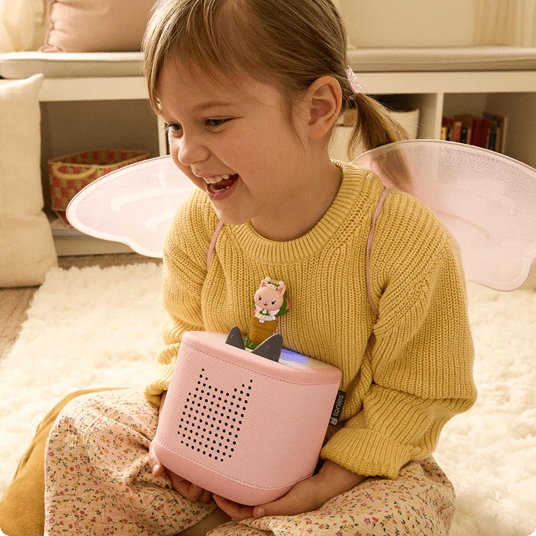Girl listening to the Kitty Fairy Tonie on a pink Toniebox 2