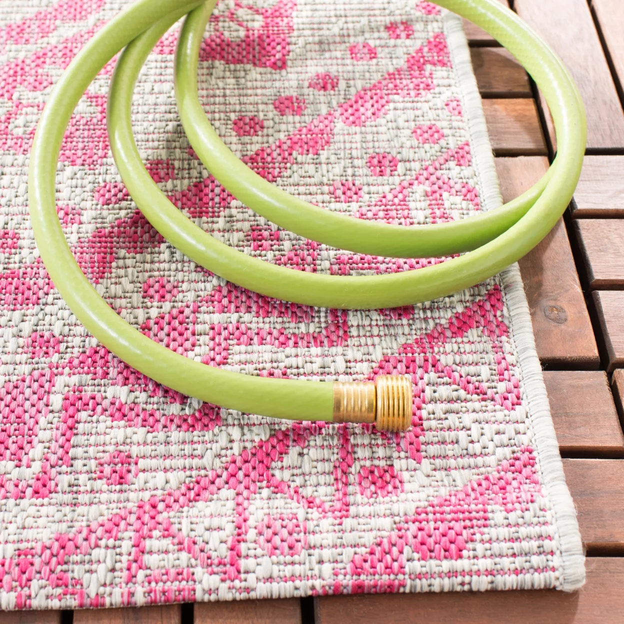 SAFAVIEH Courtyard Circin Medallion Indoor/Outdoor Area Rug, Light Grey/Fuchsia, 5'3