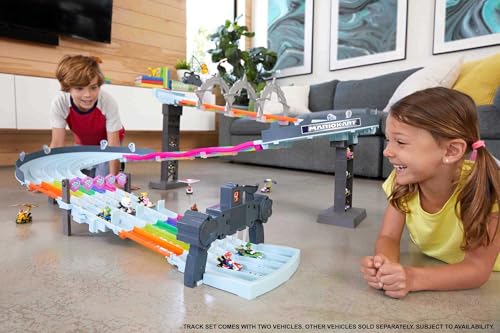 Hot Wheels Mario Kart Rainbow Road Raceway 8-Foot Track Set with Lights & Sounds & 2 1:64 Scale Vehicles, Race with 5-Track Colorful Course with 2 Configurations