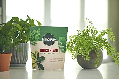 Miracle-Gro Houseplant Potting Mix - Fertilized Soil, Designed to be Less Prone to Gnats, 4 qt. (2-Pack)