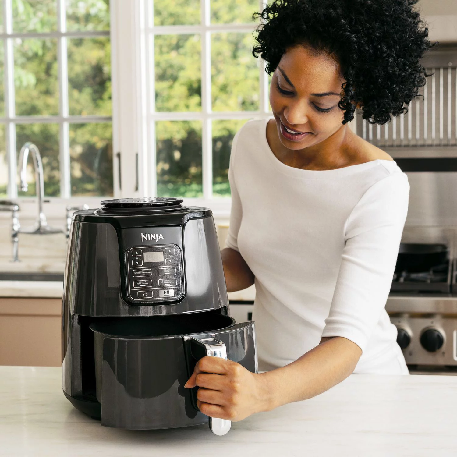Built-In Smart  Black Large Electric Air Fryer 4 Qt