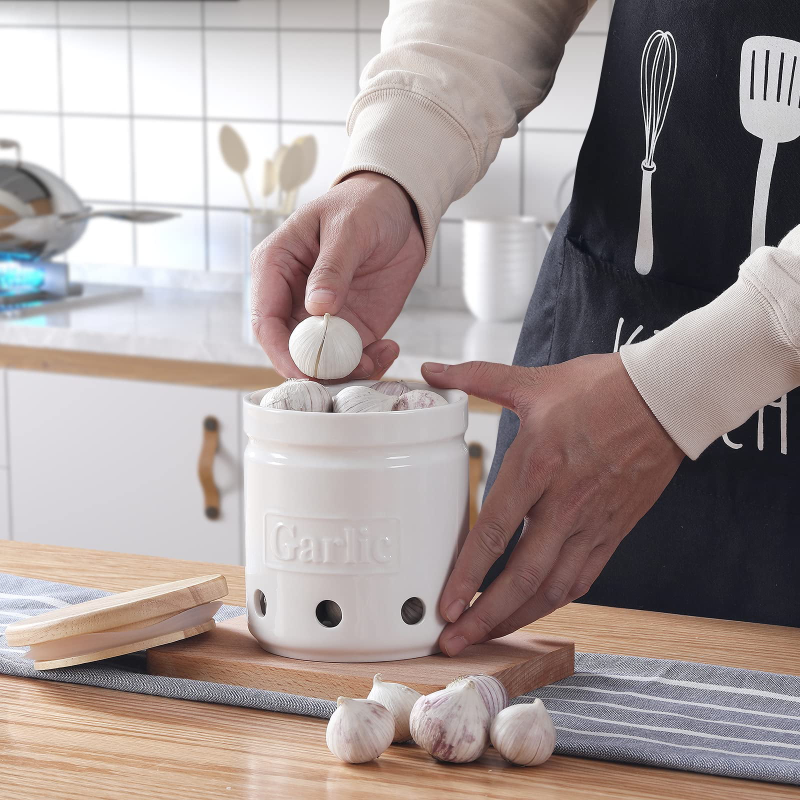 Porcelain Garlic Keeper with Lid, Ceramic Garlic Saver 4.5-Inch (white)
