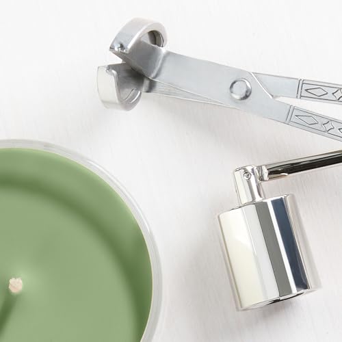 Yankee Candle Balsam & Cedar, Holiday Scented Candle, 22oz Large Jar with up to 150 Hour Burn Time, Giftable