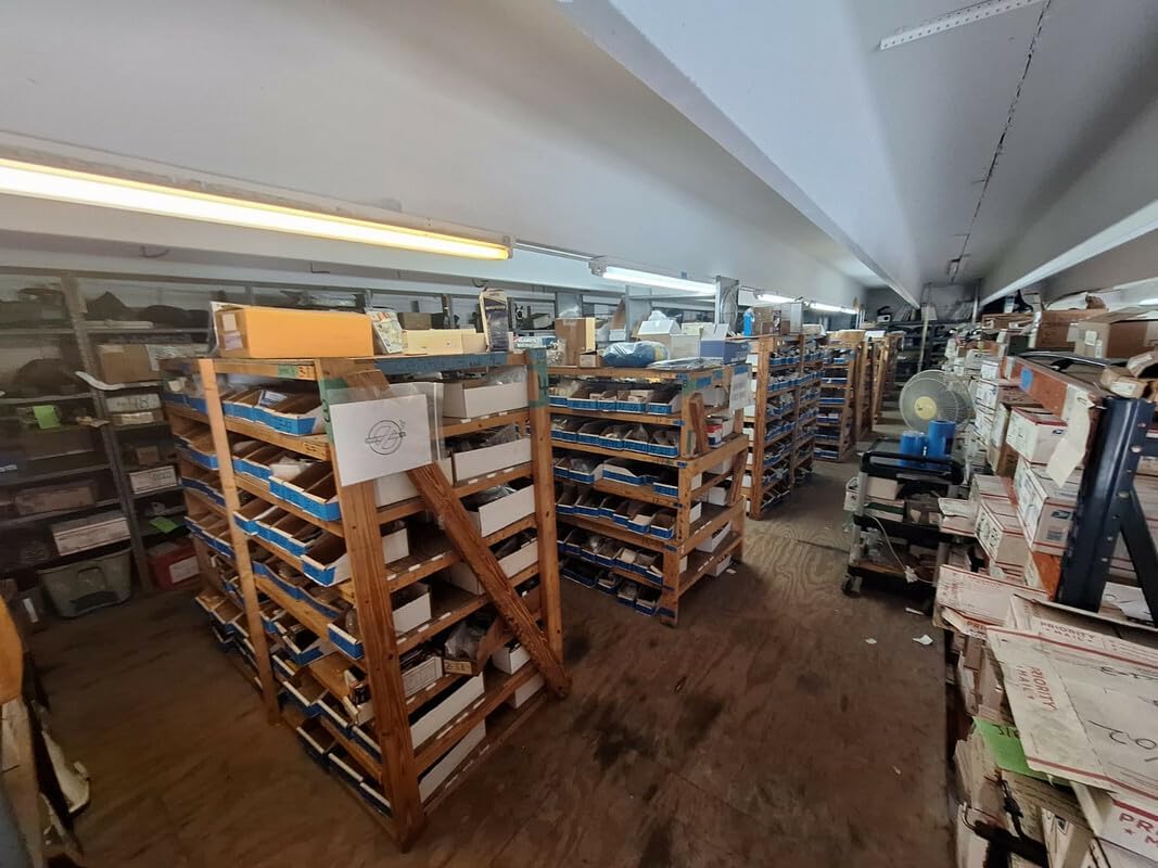 Springfield 1040002 Deluxe Captain's Seat with Armrest - Off-White