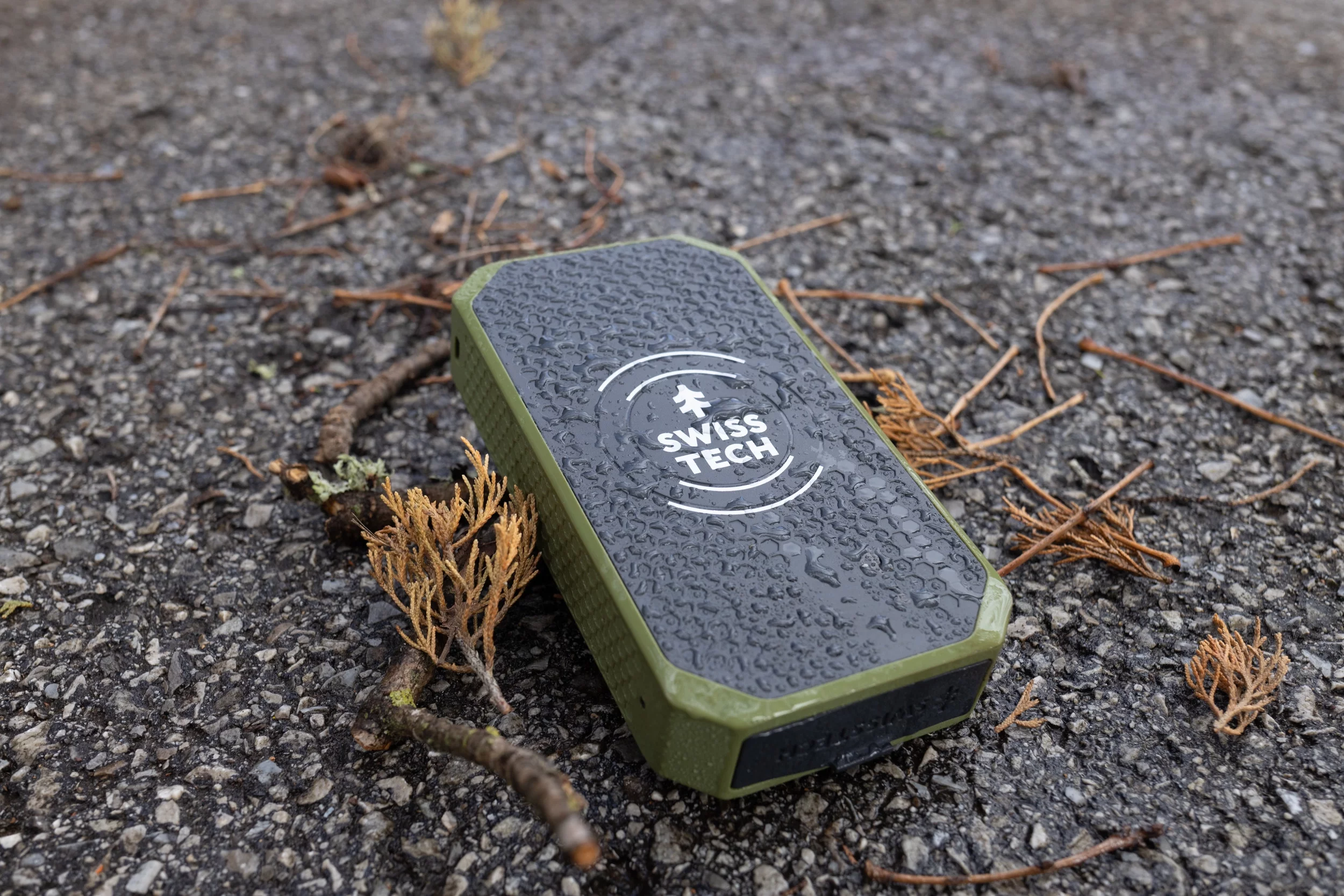 Swiss Tech 20000 mAh Wireless Power Bank with Flashlight and Charging Pad, IP54 Weatherproof