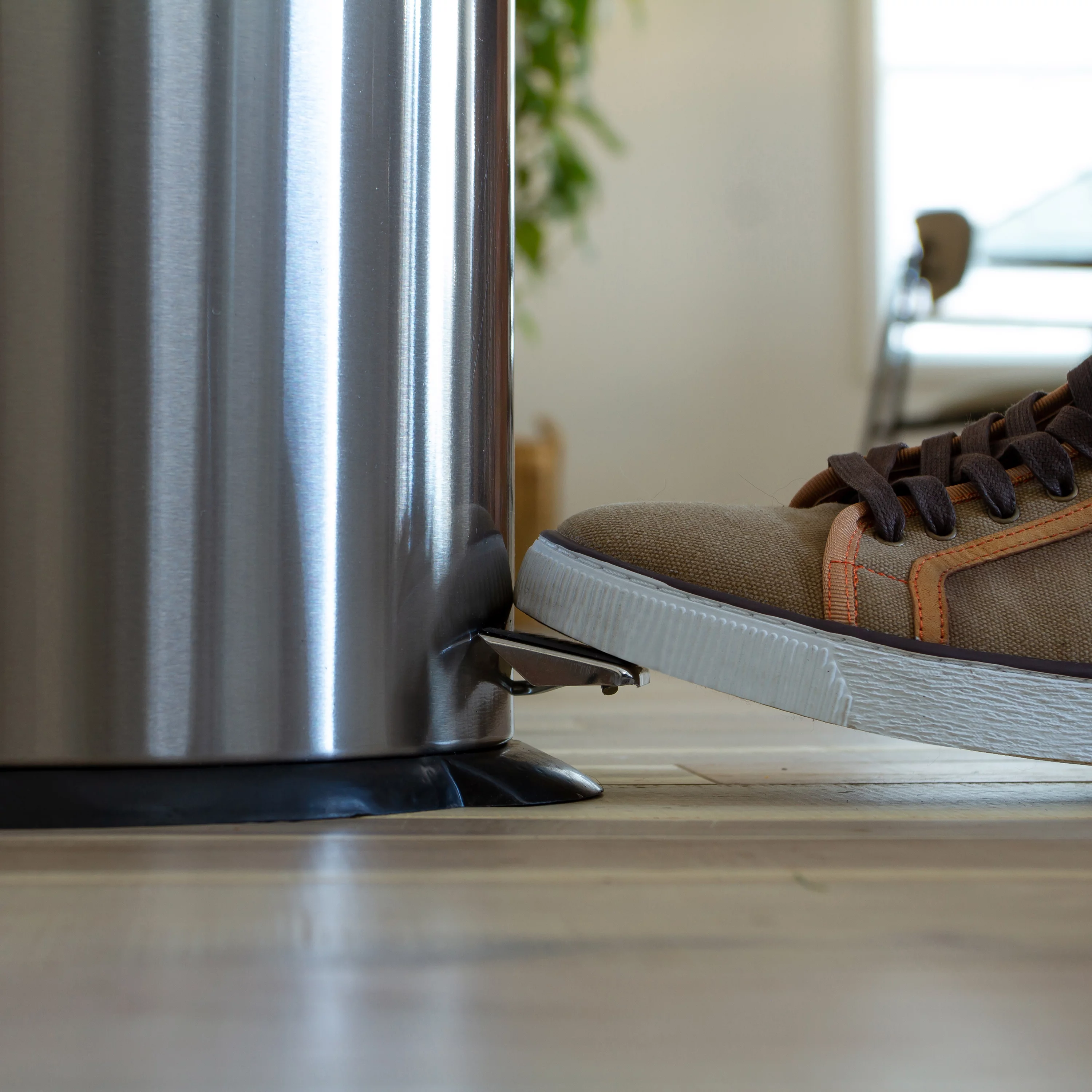 Flash Furniture Round Stainless Steel Fingerprint Resistant Soft Close, Step Trash Can - 5.3 Gallons (20L)