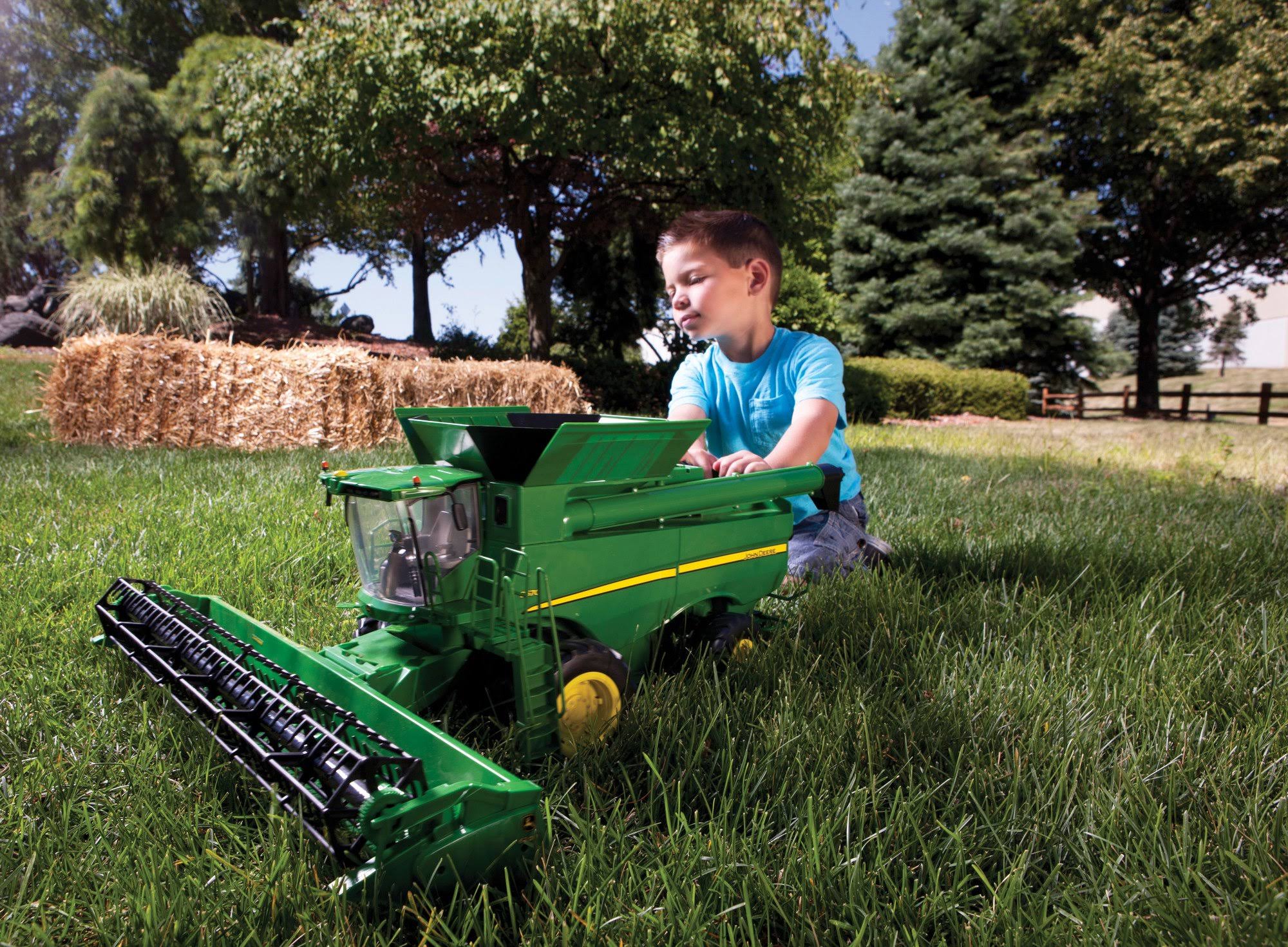 John Deere TBEK46070 Big Farm S670 Combine, 1:16 Scale