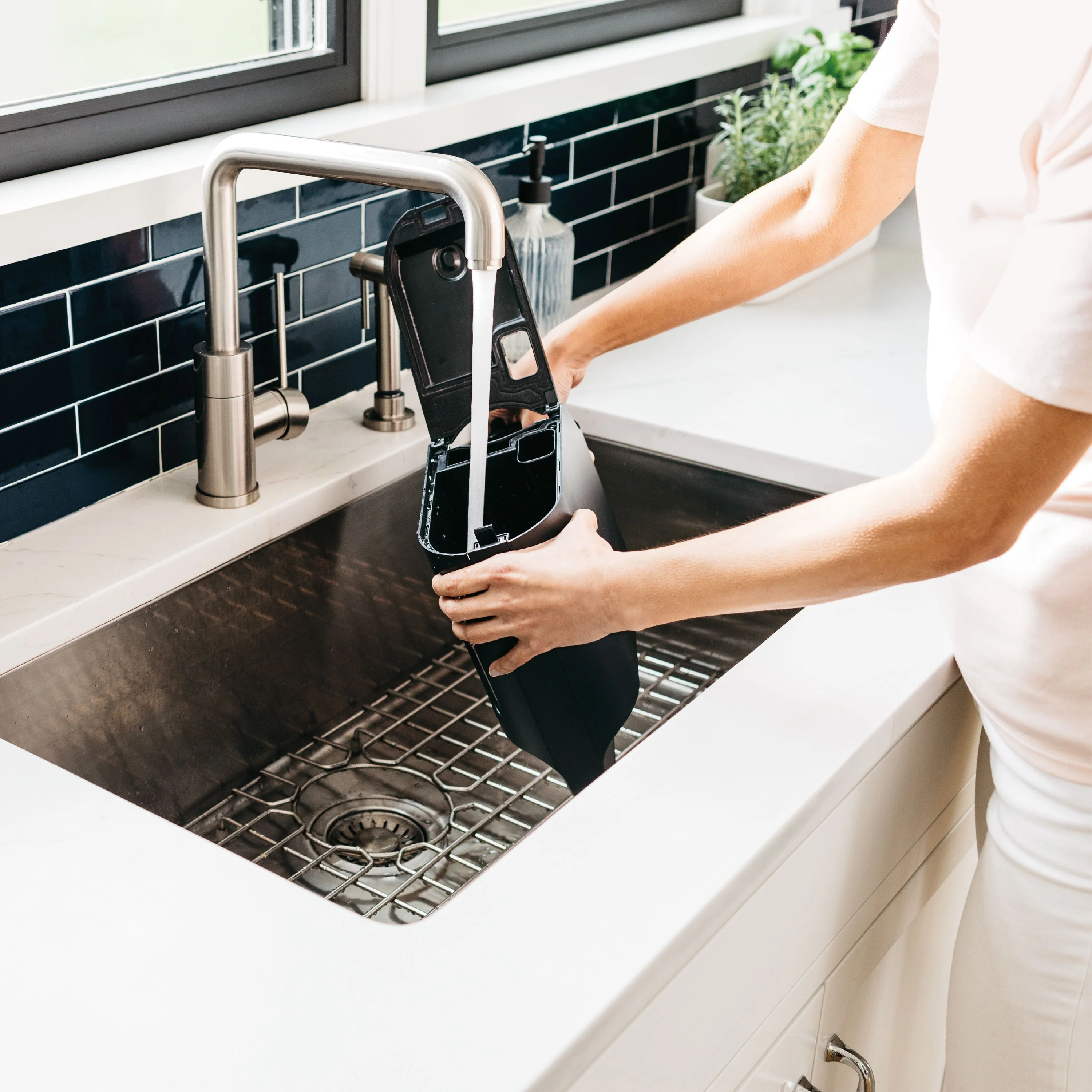 Shark IQ Intelligent Wifi Robot Vacuum Cleaner w/ Self Empty Charger Base, Black