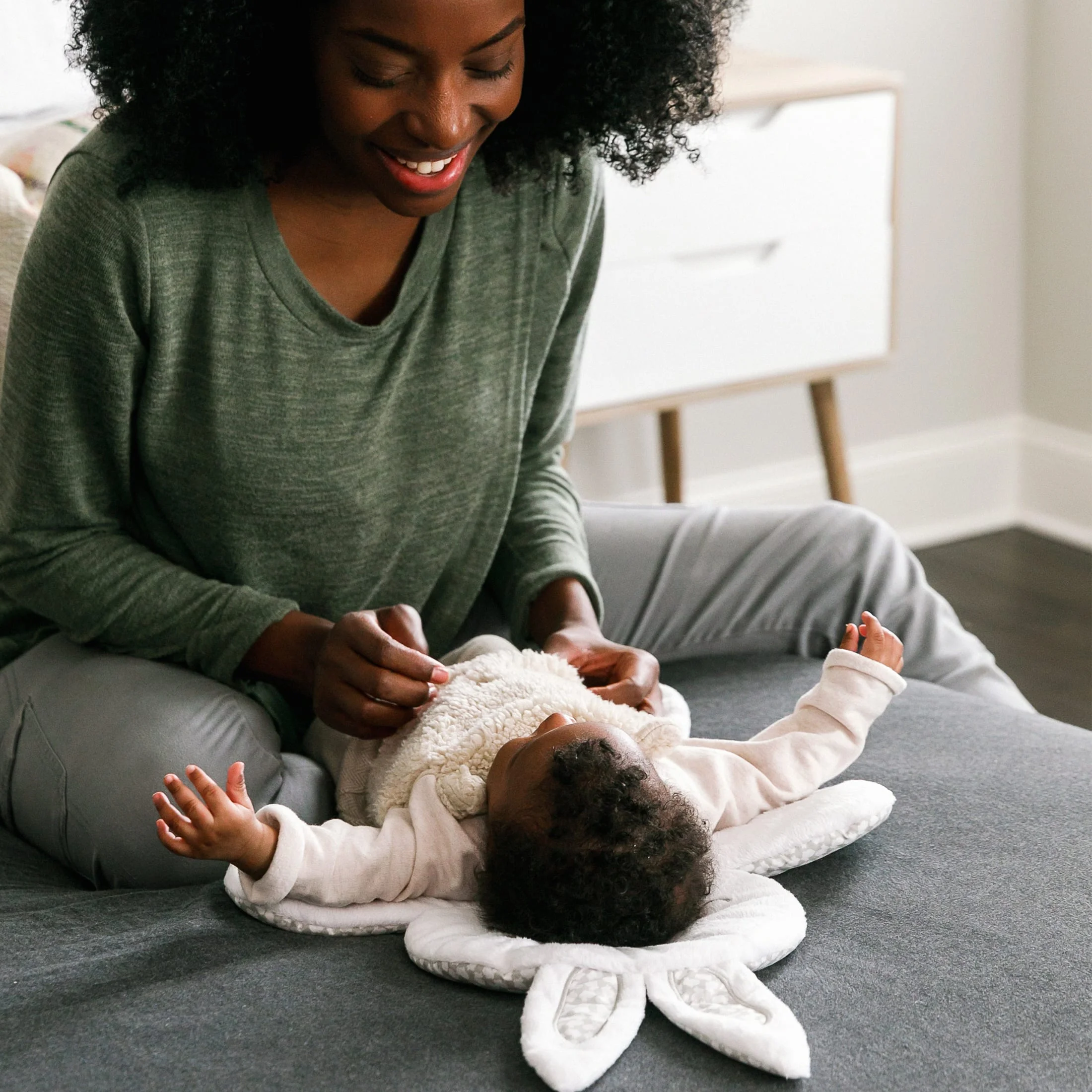 InLighten by Ingenuity Twinkle Tails Vibrating Infant Baby Bouncer with Lightning Toy Bar and Pillow