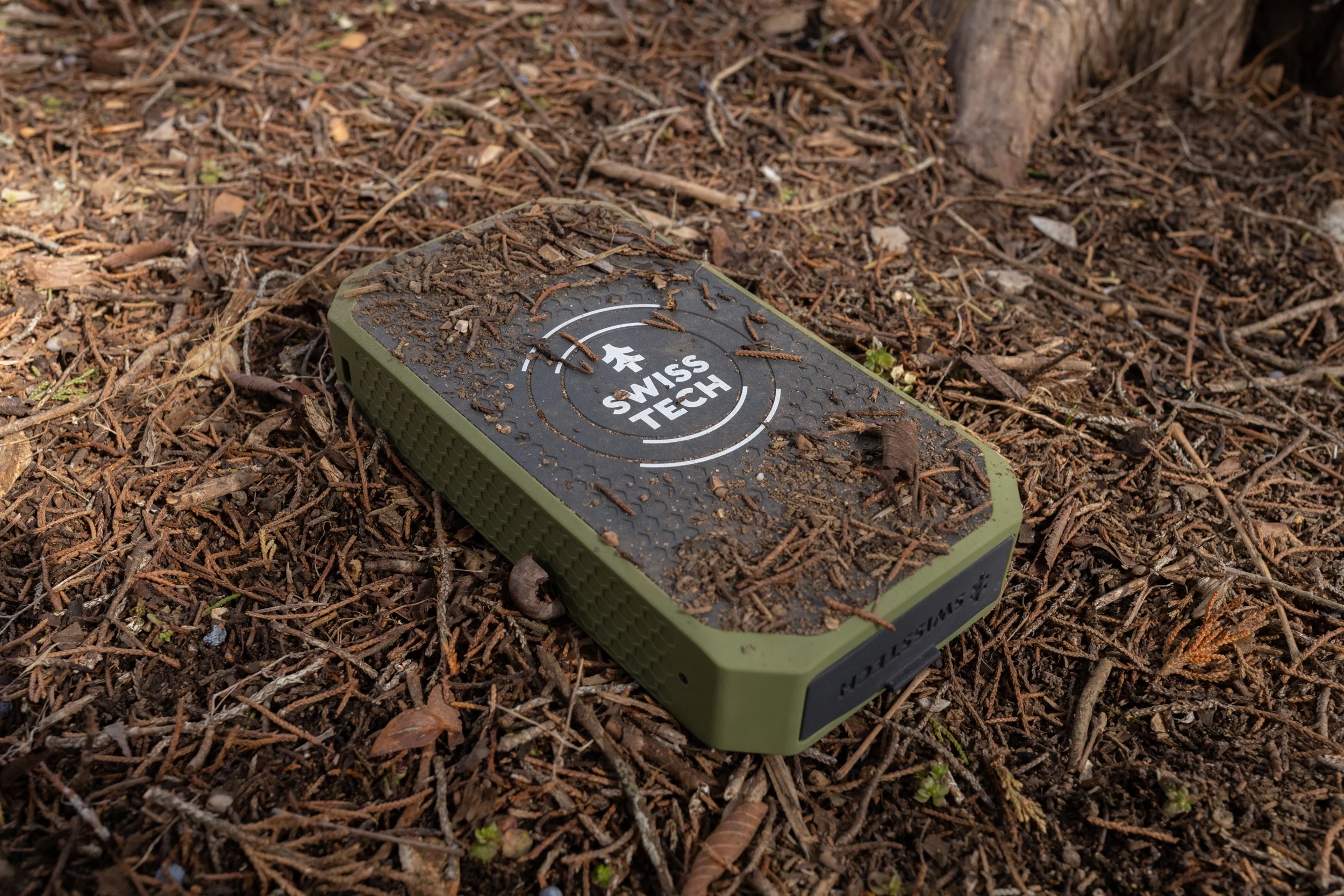 Swiss Tech 20000 mAh Wireless Power Bank with Flashlight and Charging Pad, IP54 Weatherproof