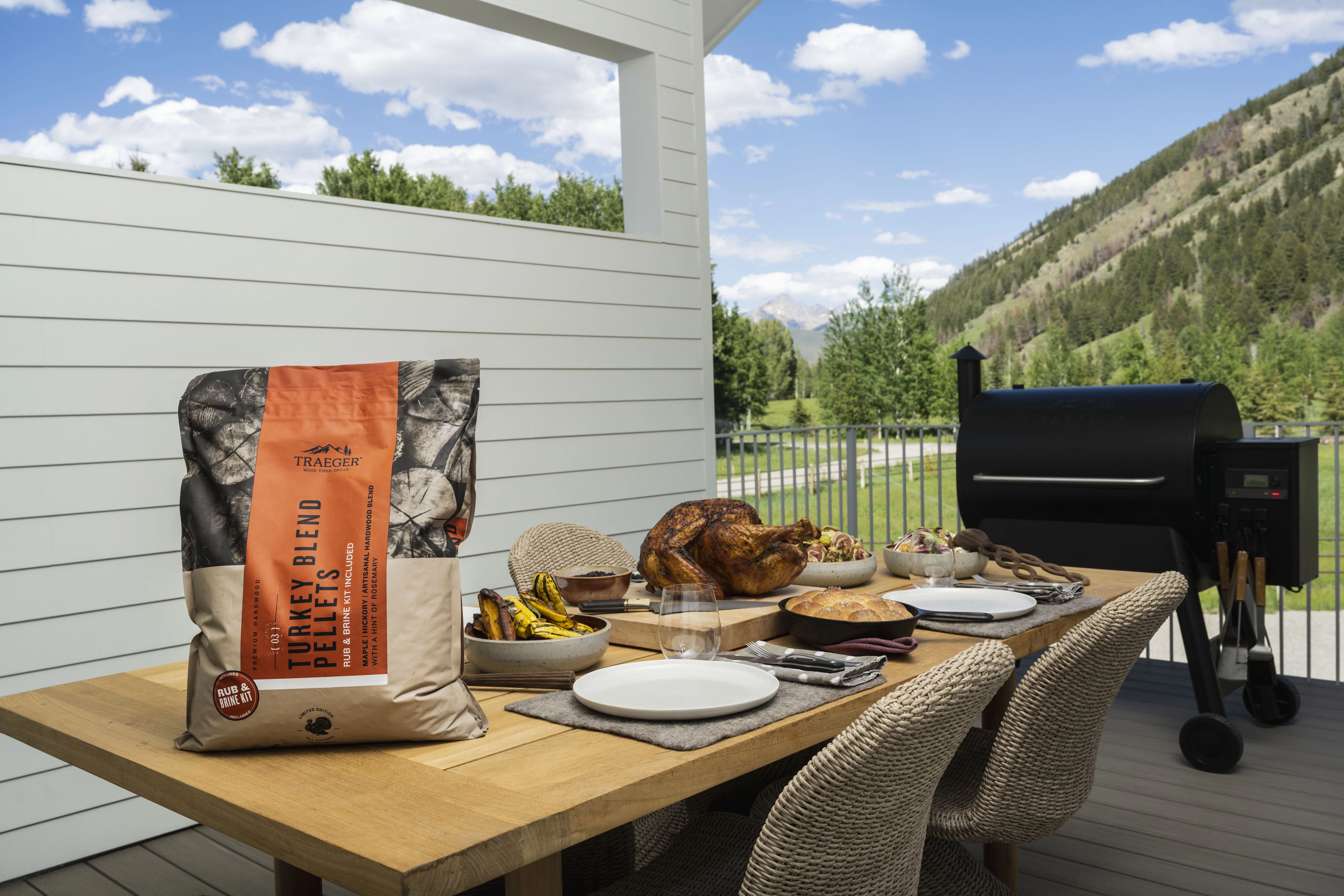 Traeger Pellet Grills Limited Edition Turkey Wood Pellets with Brine Kit