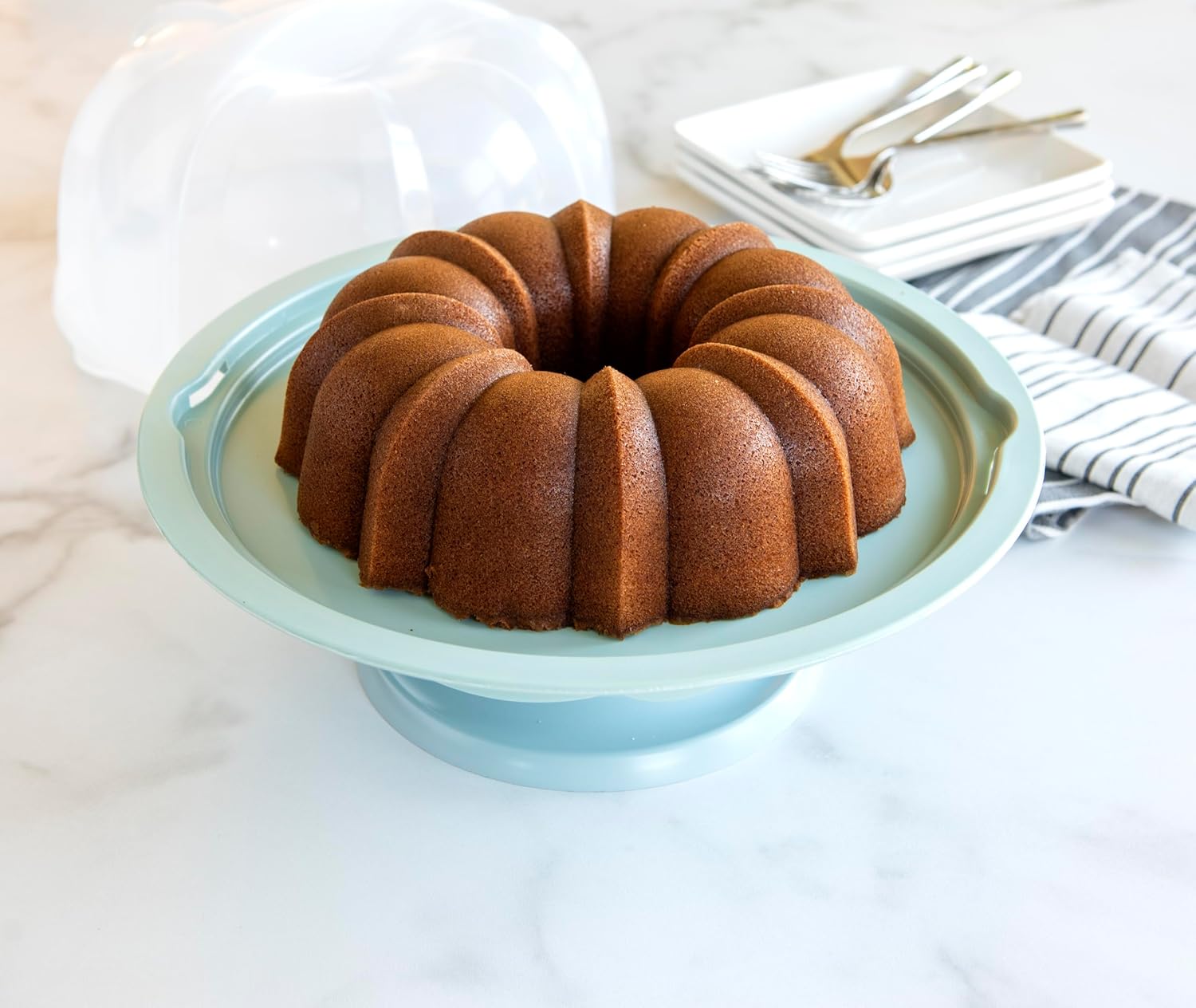 Nordic Ware Dome, Clear Baker's Basics Bundt Cake Stand with Locking Lid