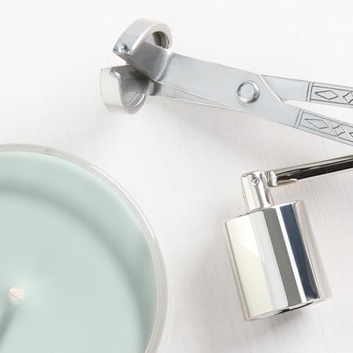 Yankee Candle Balsam & Cedar, Holiday Scented Candle, 22oz Large Jar with up to 150 Hour Burn Time, Giftable