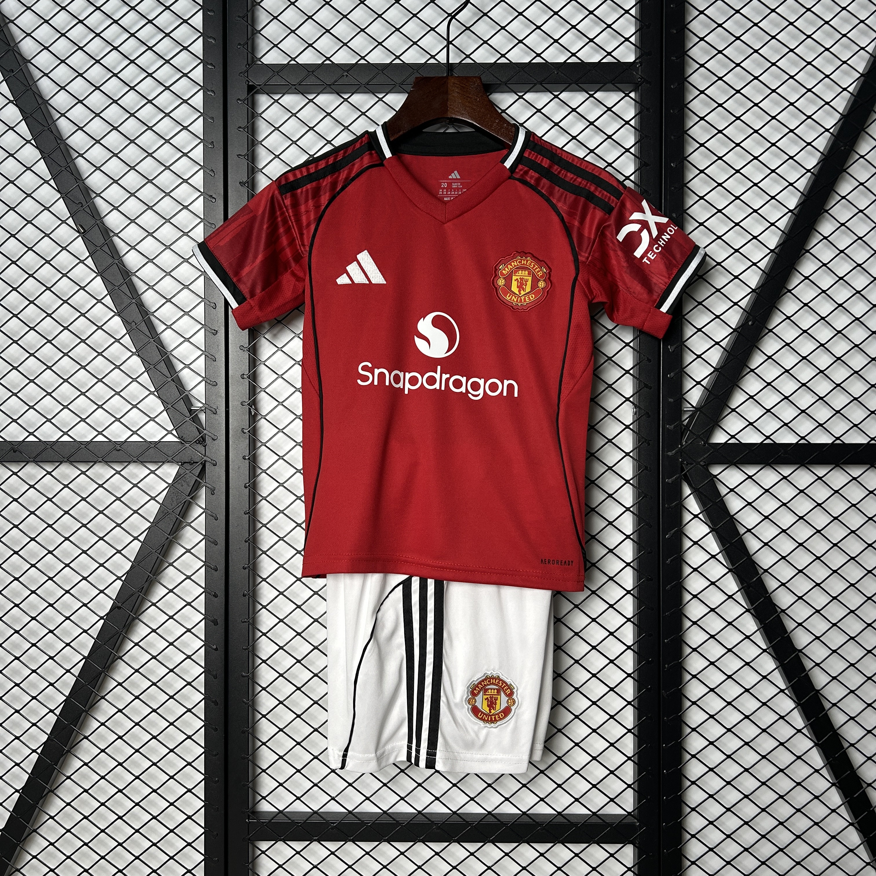 Manchester United 25/26 home kids jersey kit