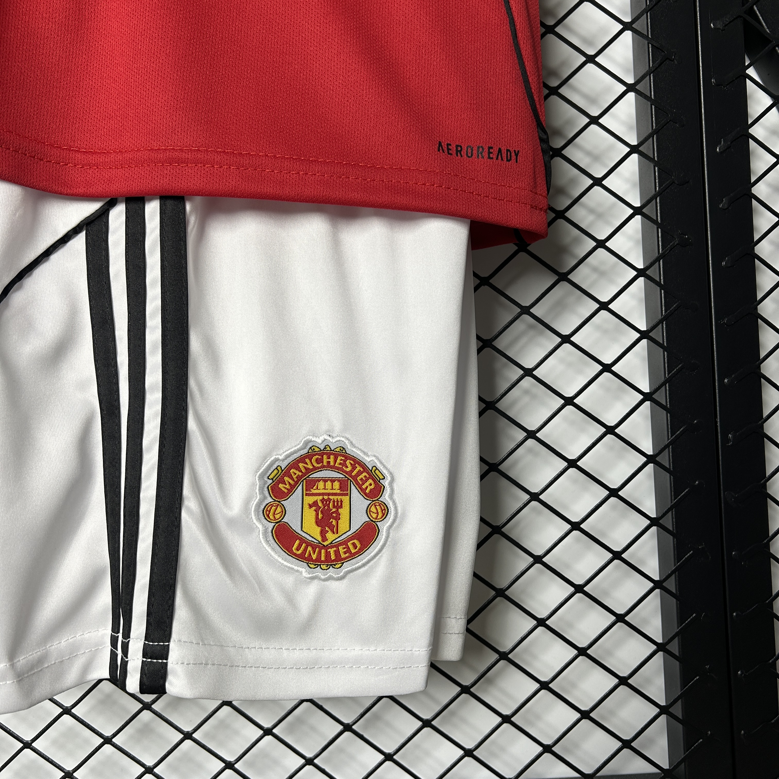Manchester United 25/26 home kids jersey kit