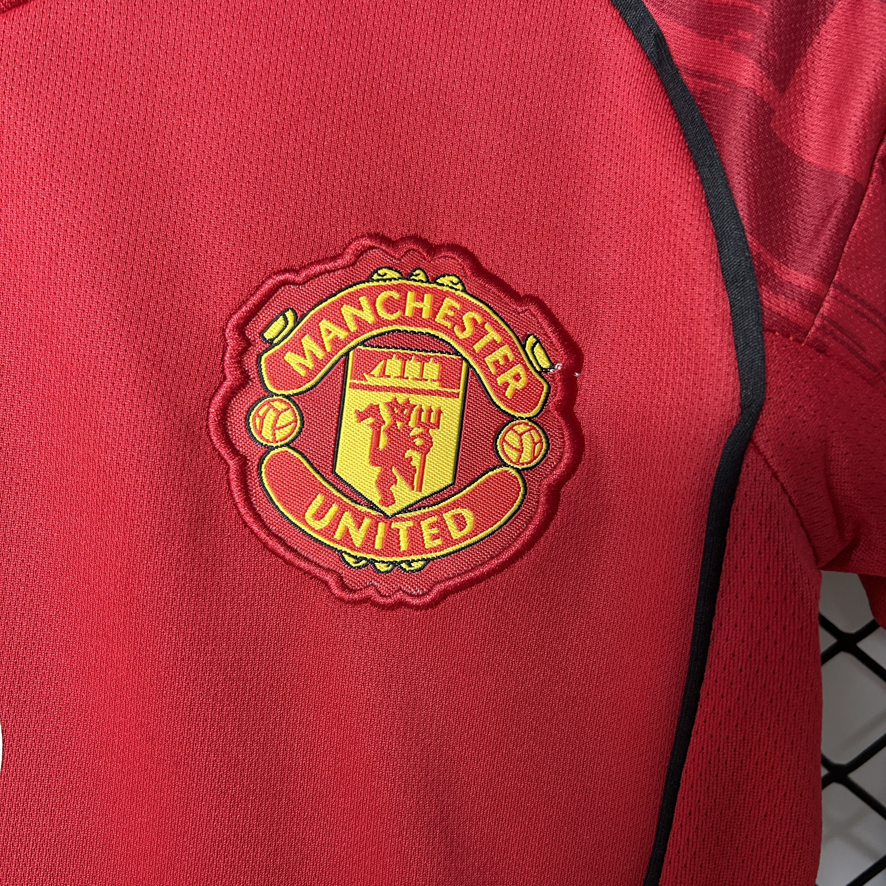 Manchester United 25/26 home kids jersey kit
