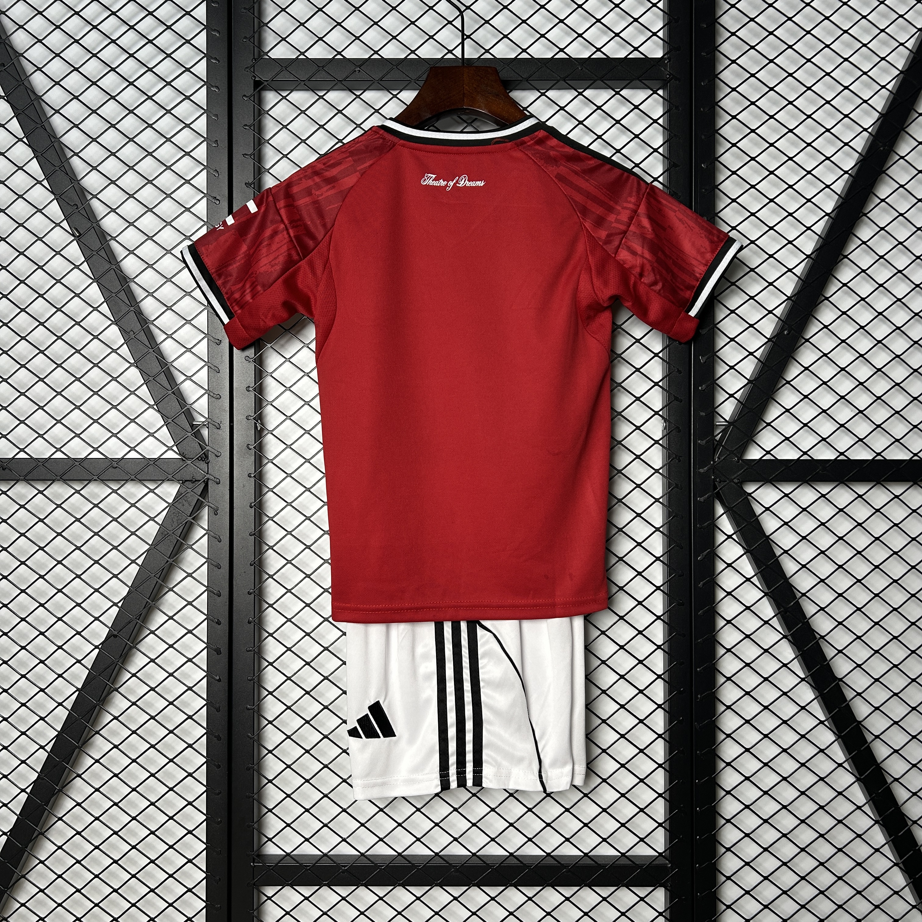 Manchester United 25/26 home kids jersey kit