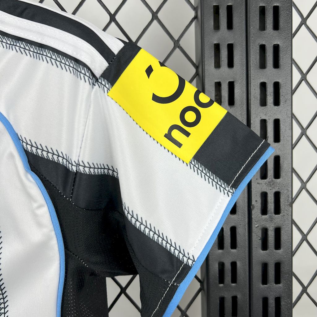 Newcastle 25/26 home kids jersey kit