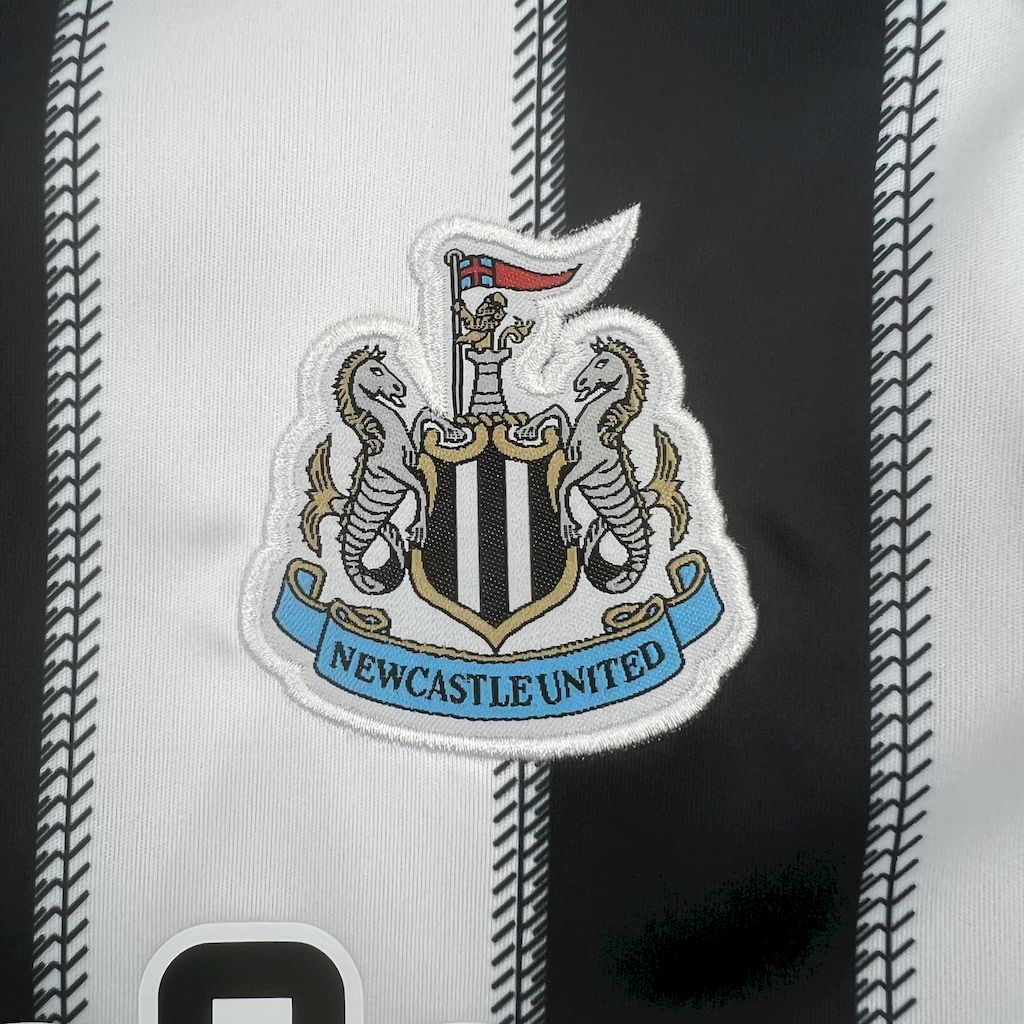 Newcastle 25/26 home kids jersey kit