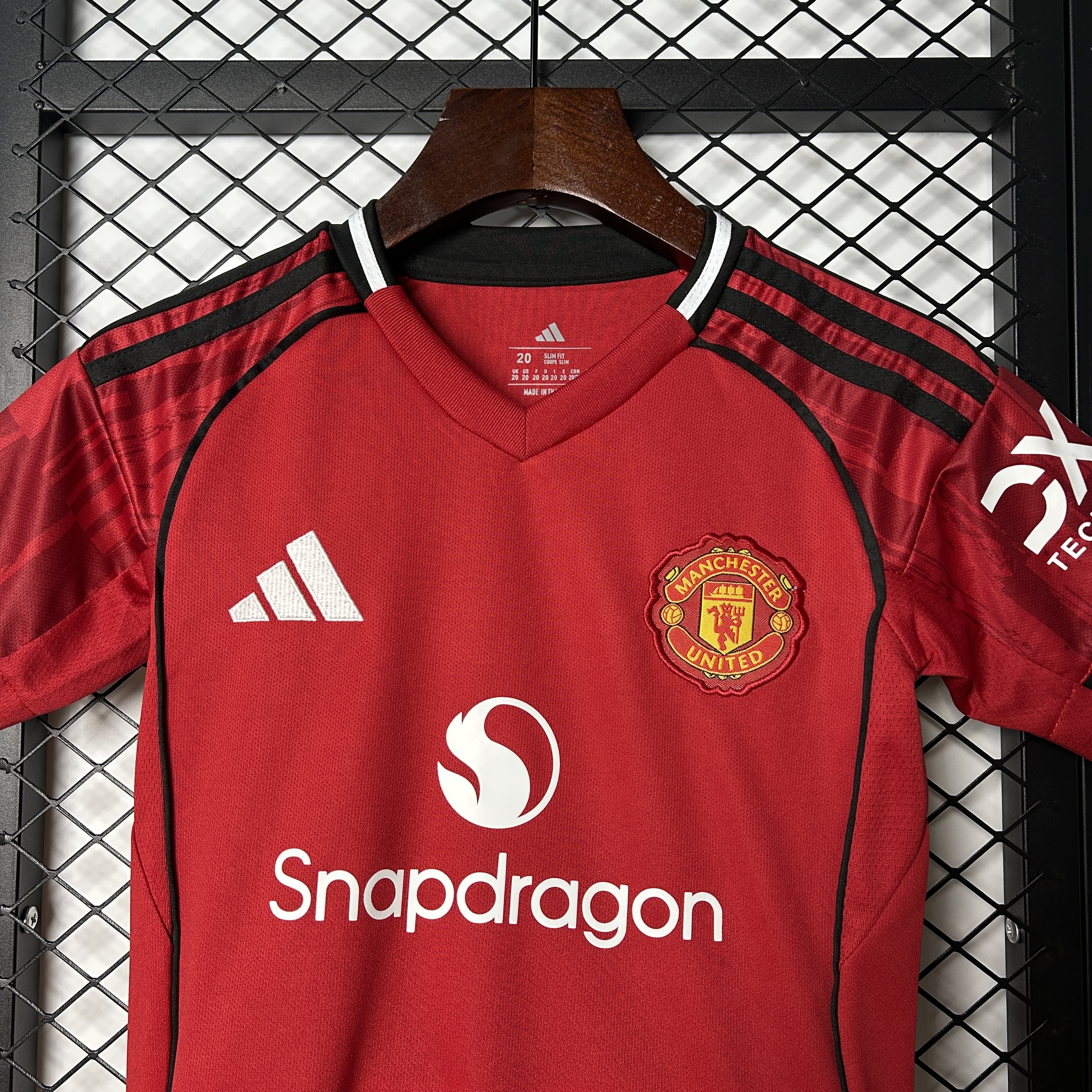 Manchester United 25/26 home kids jersey kit