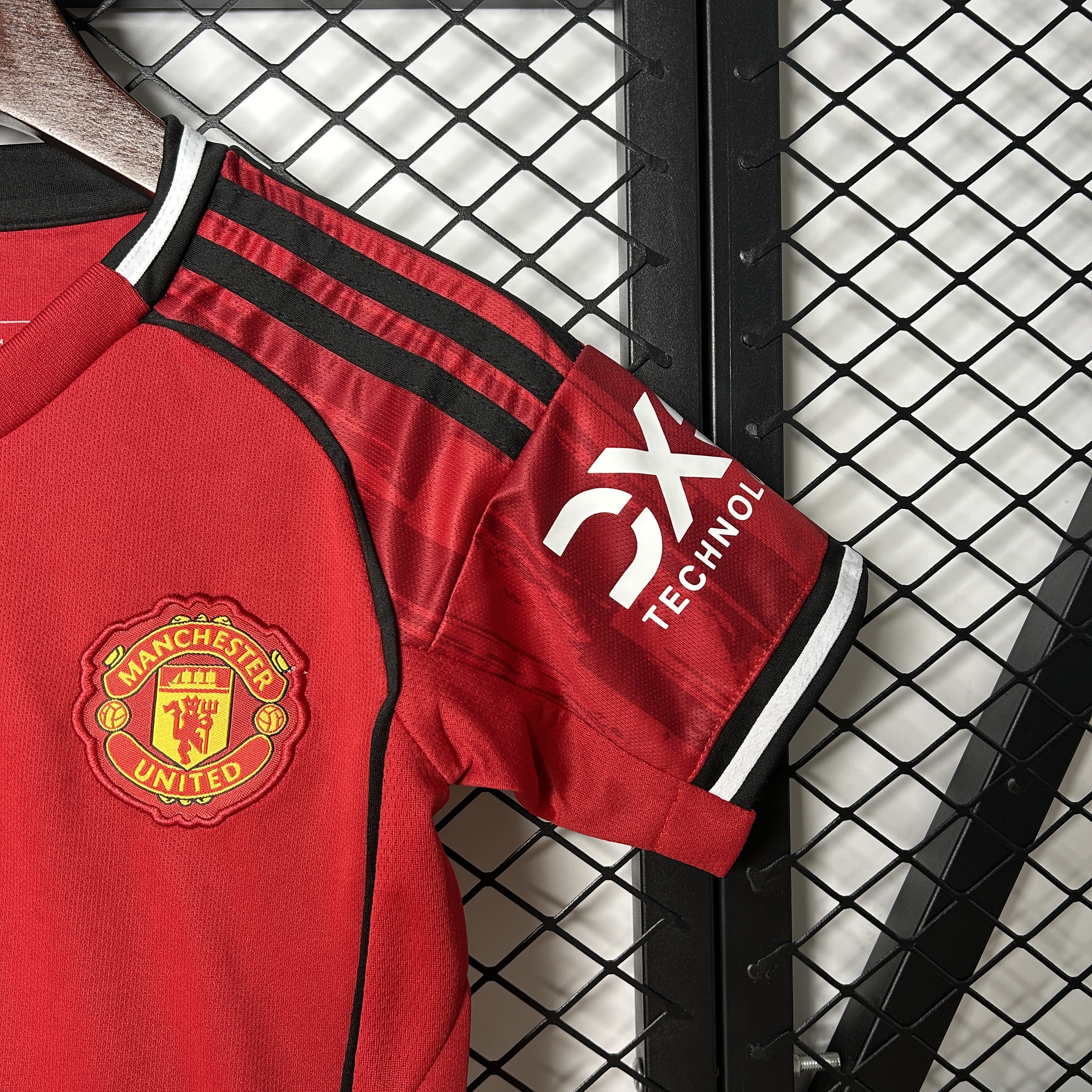 Manchester United 25/26 home kids jersey kit