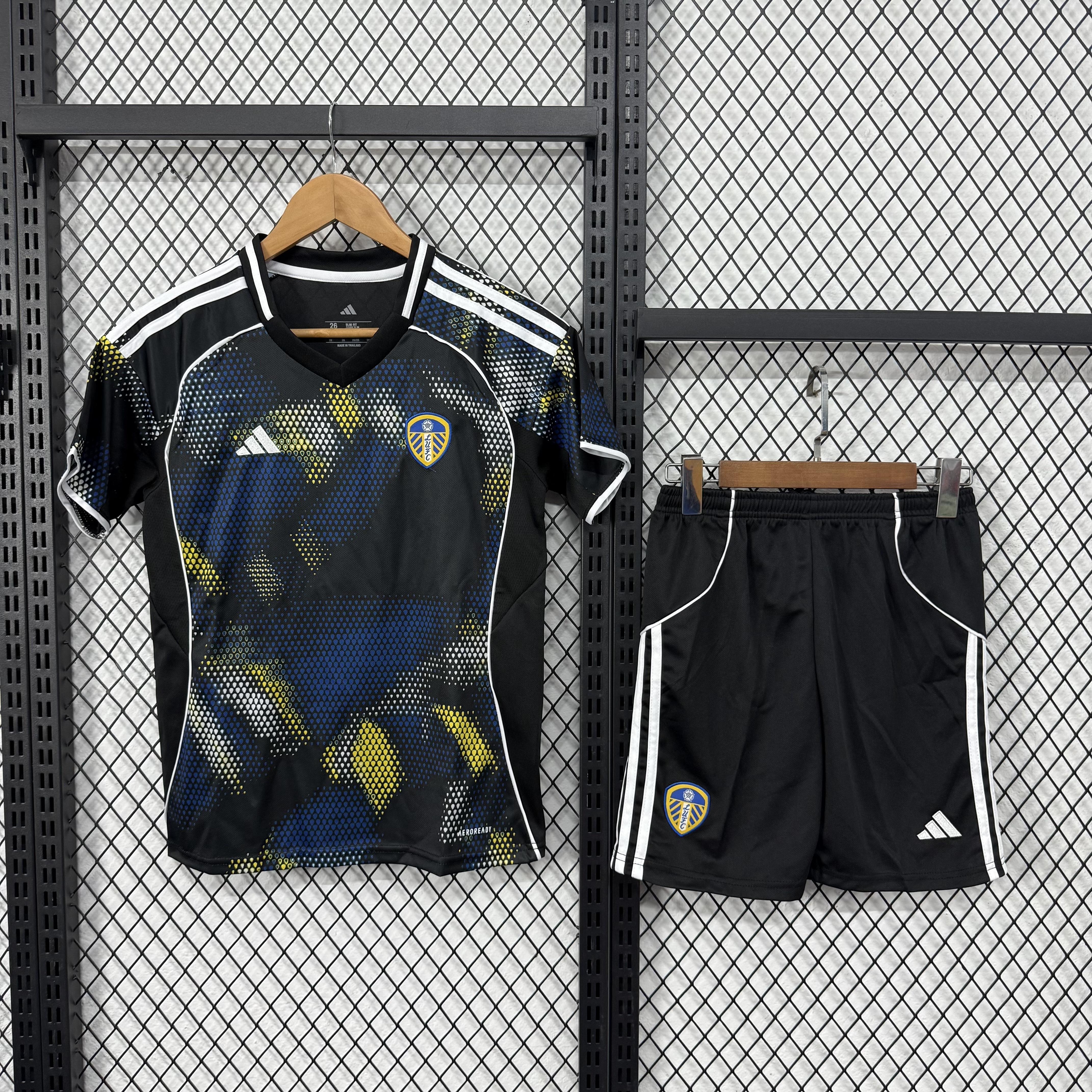 Leeds United 25/26 third kids jersey kit