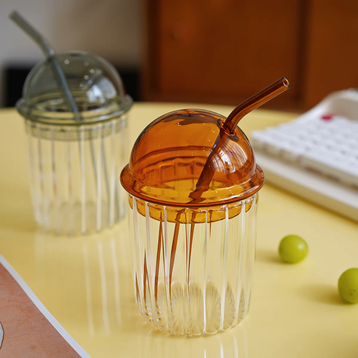 Mushroom Style Dome Lid Glass Coffee Cup with Straw