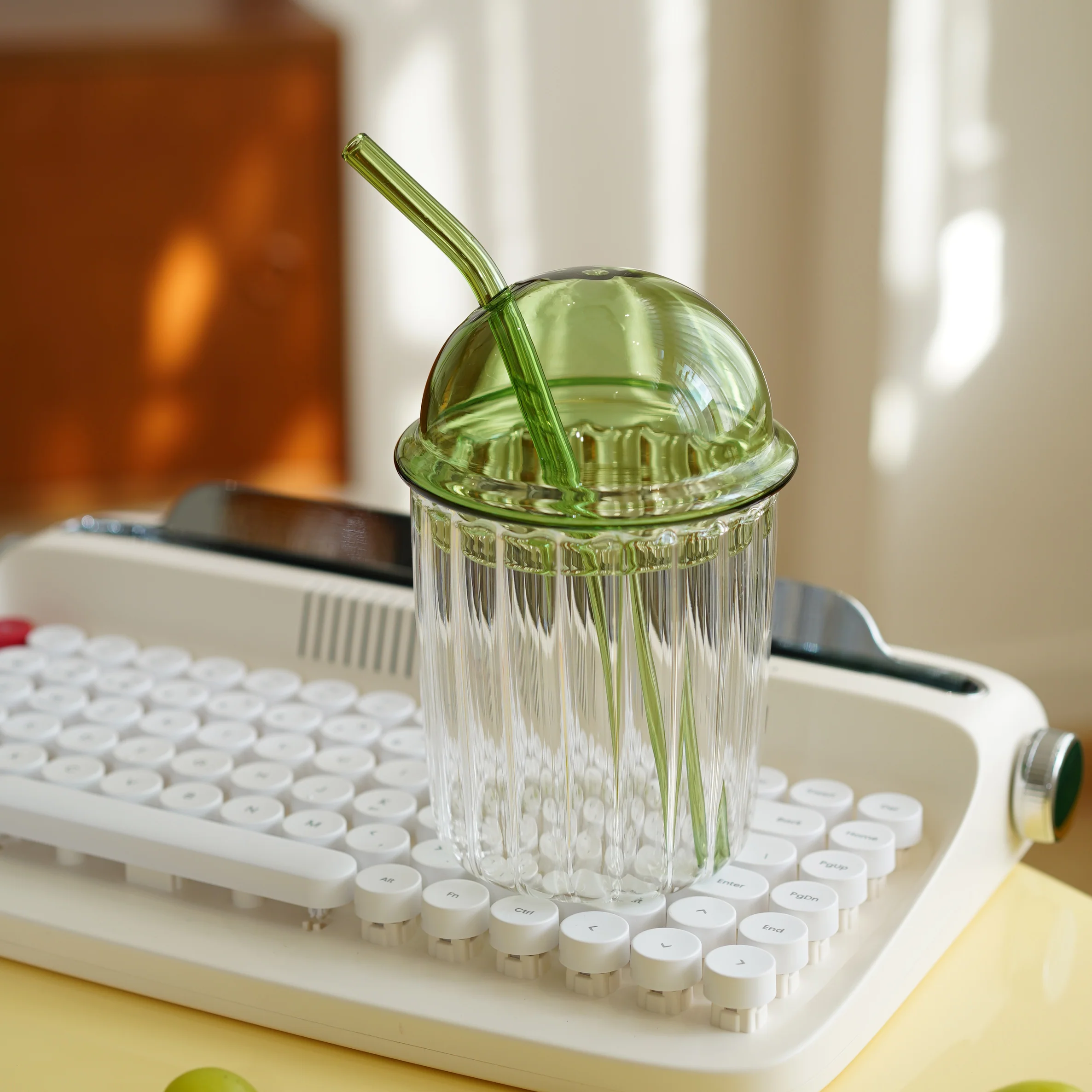 Mushroom Style Dome Lid Glass Coffee Cup with Straw