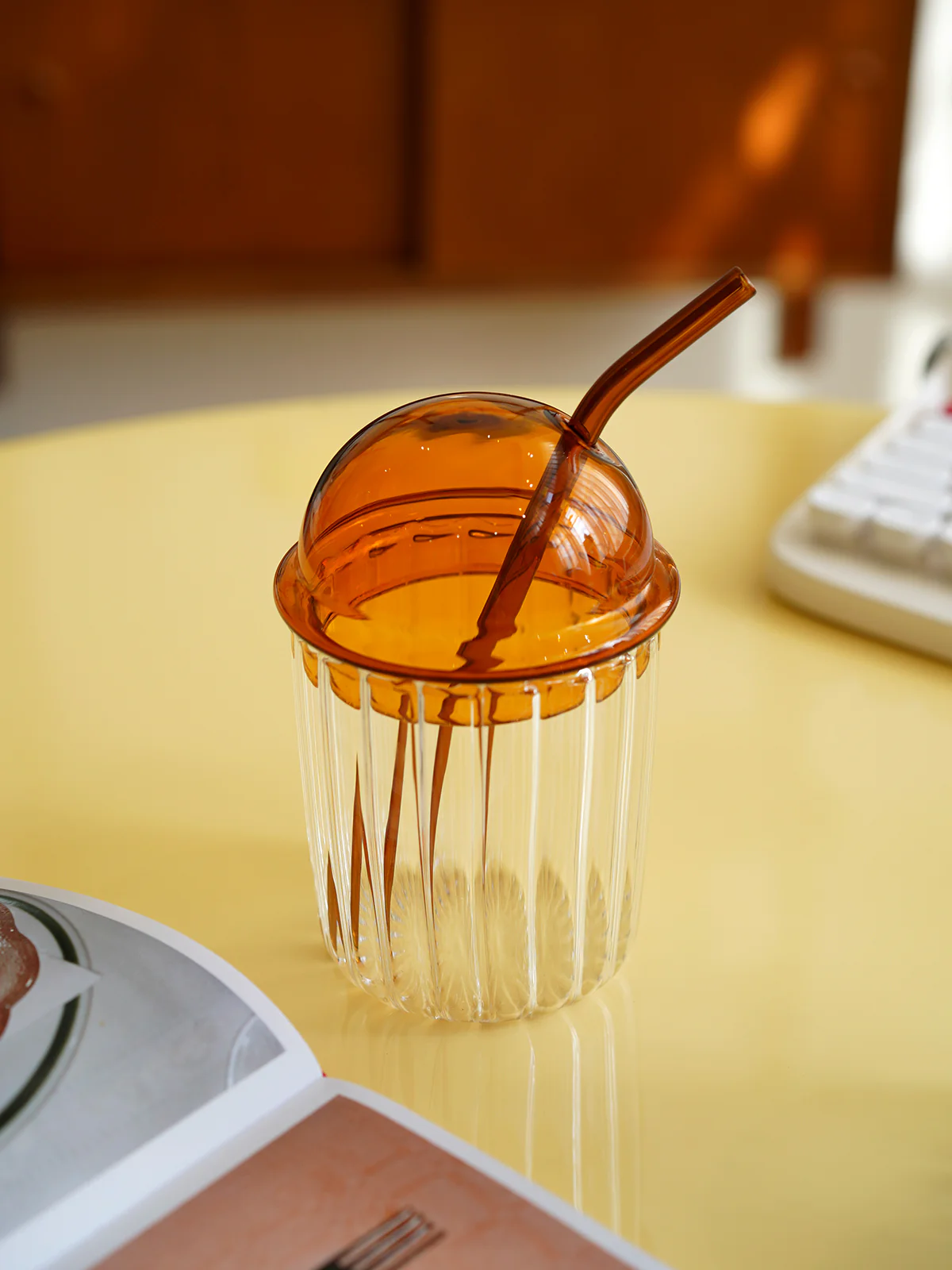 Mushroom Style Dome Lid Glass Coffee Cup with Straw