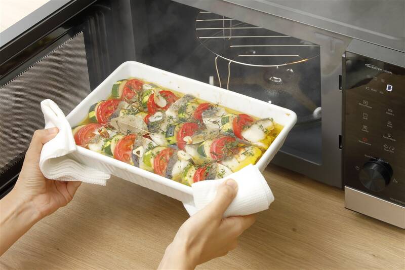 Mikrovlnná trouba Panasonic NN-GD38QSEPG šedá