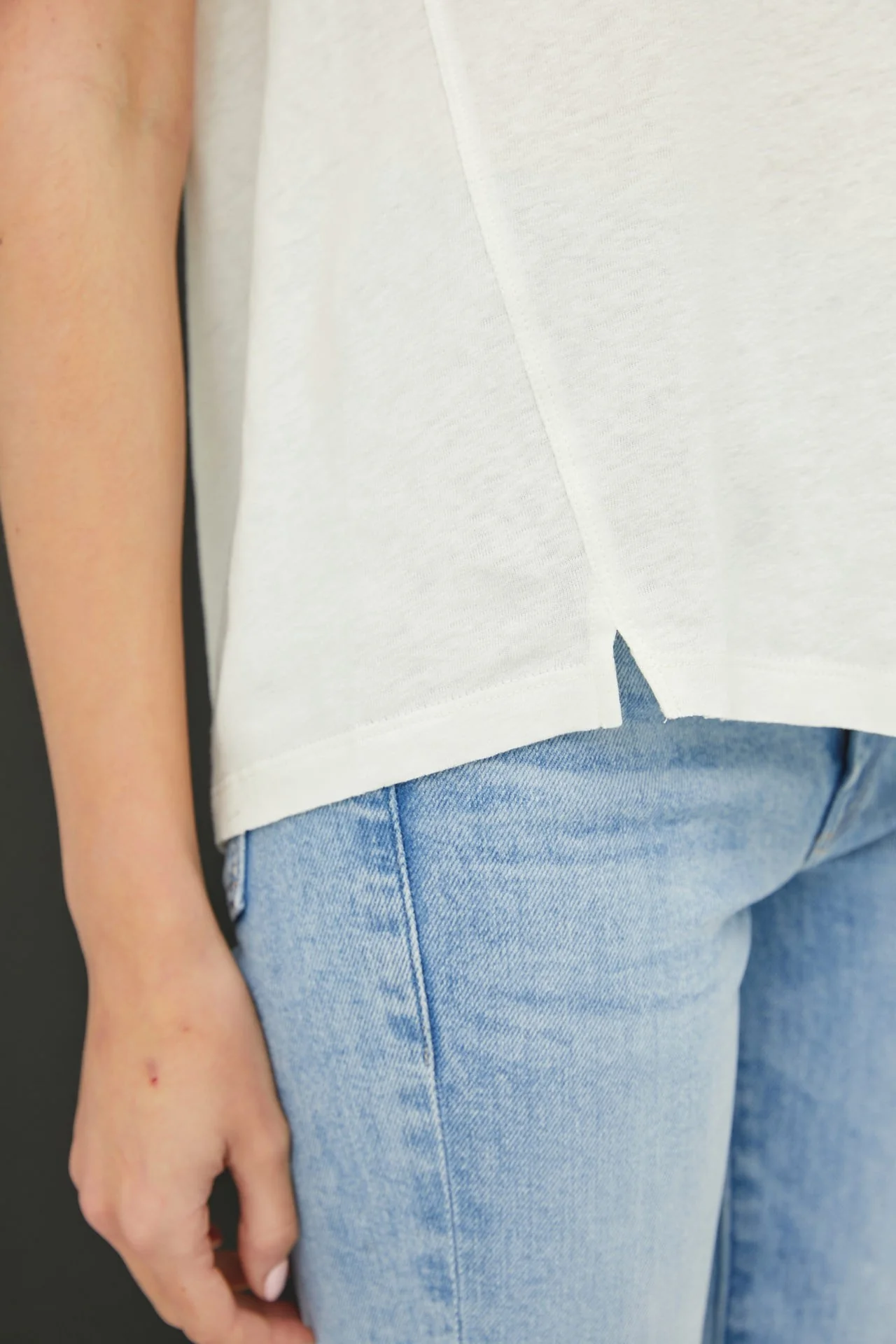 Classic Round Neck Split Hem Tee - XAYUYUE