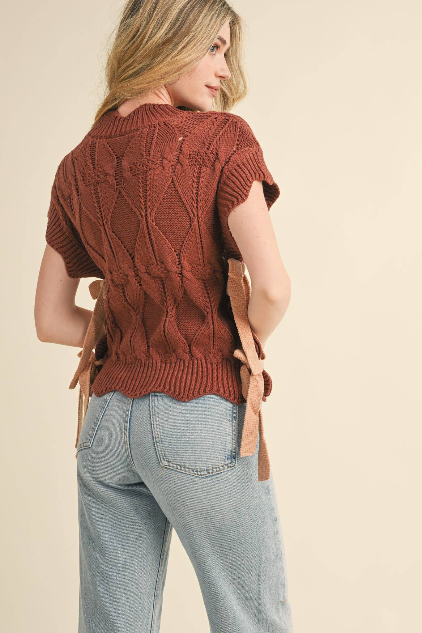 MOCK NECK CROPPED SWEATER VEST: Choco Fudge - XAYUYUE