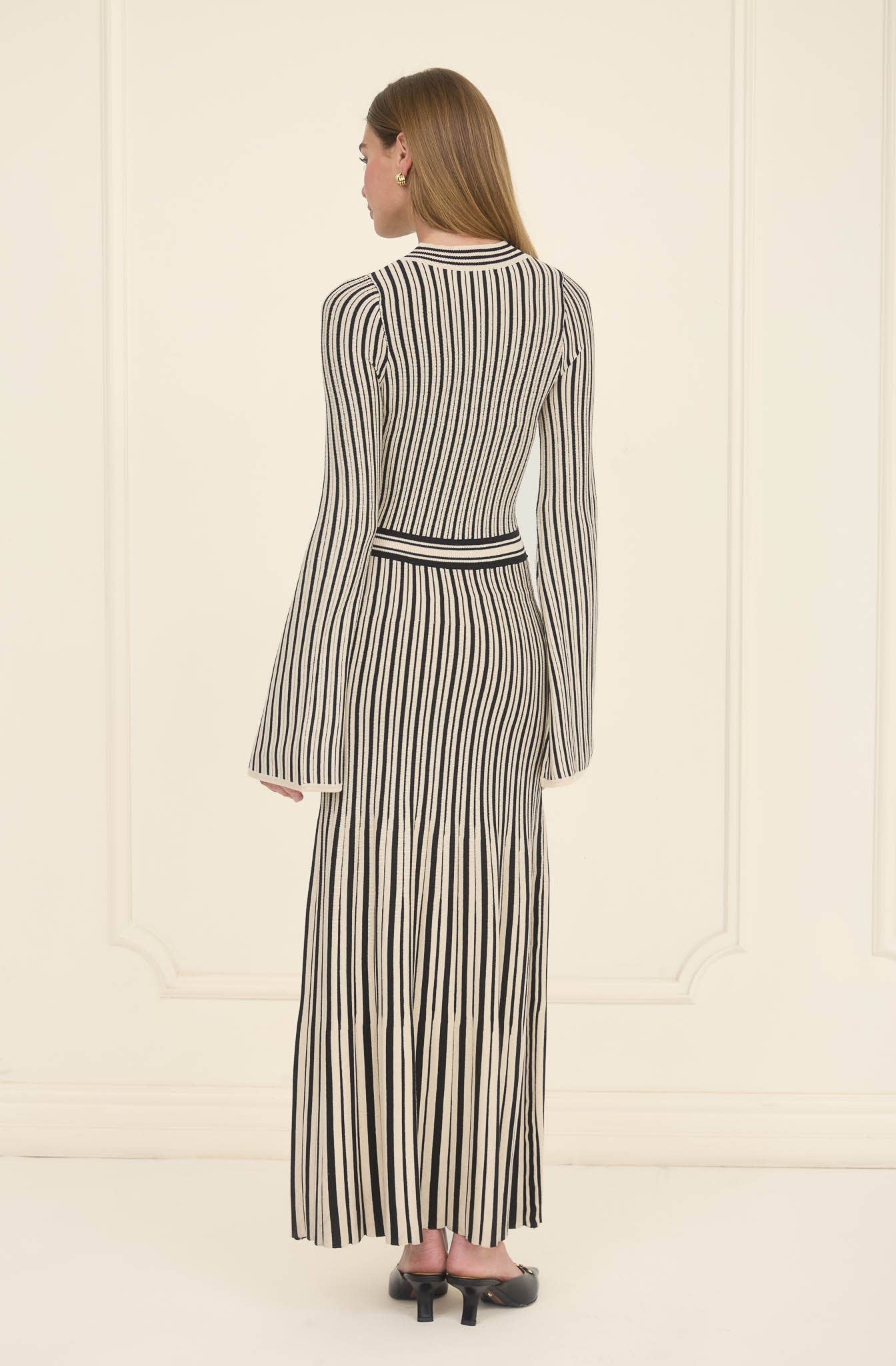 STRIPE LONG SLEEVE SWEATER PLEATED MIDI DRESS: BLACK IVORY - XAYUYUE