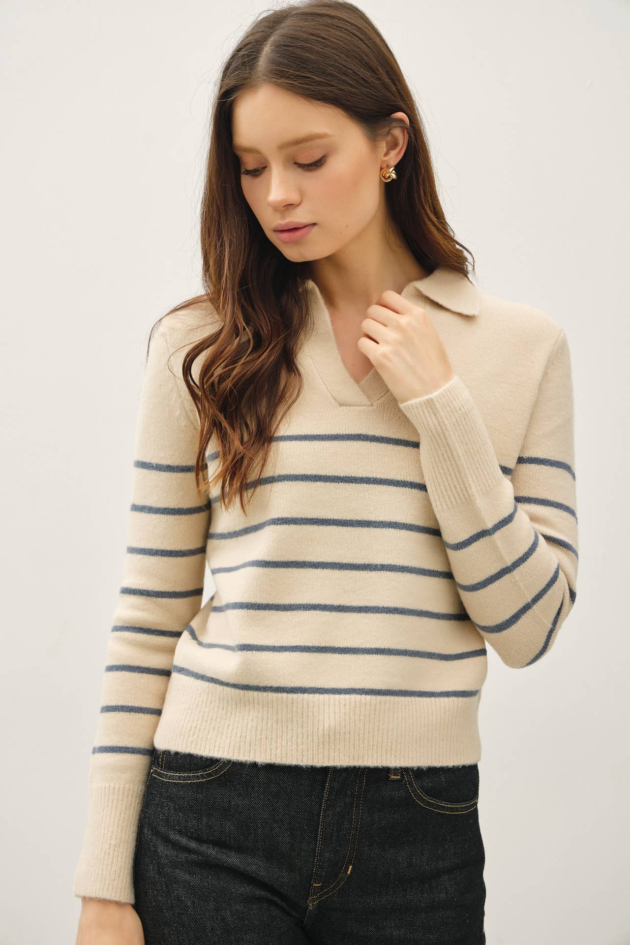 COLLARED V-NECK SWEATER WITH STRIPE: Blue - XAYUYUE