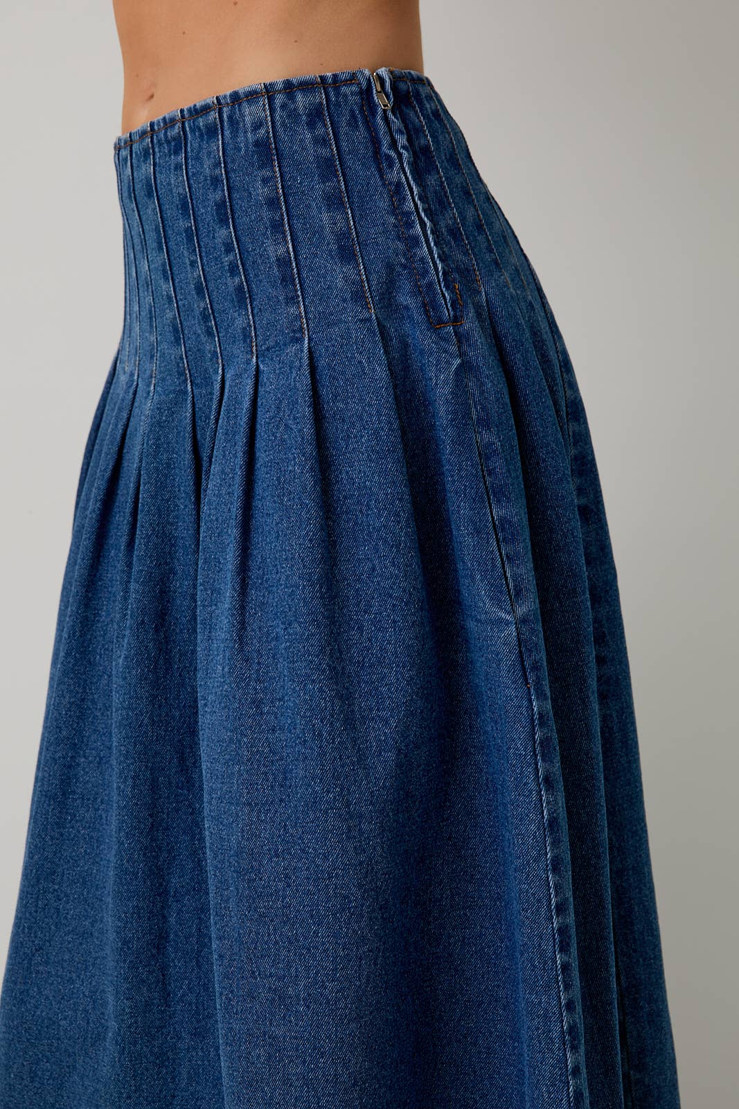 DENIM PLEATED MIDI SKIRT: DENIM - XAYUYUE