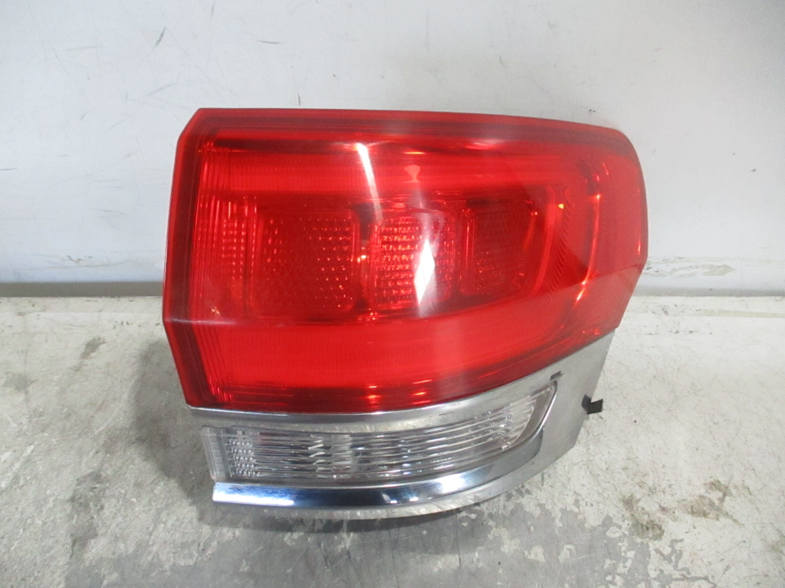 Pre-Owned 2015-2019 Jeep Grand Cherokee Passenger RH Tail Light Lamp OEM (Good)
