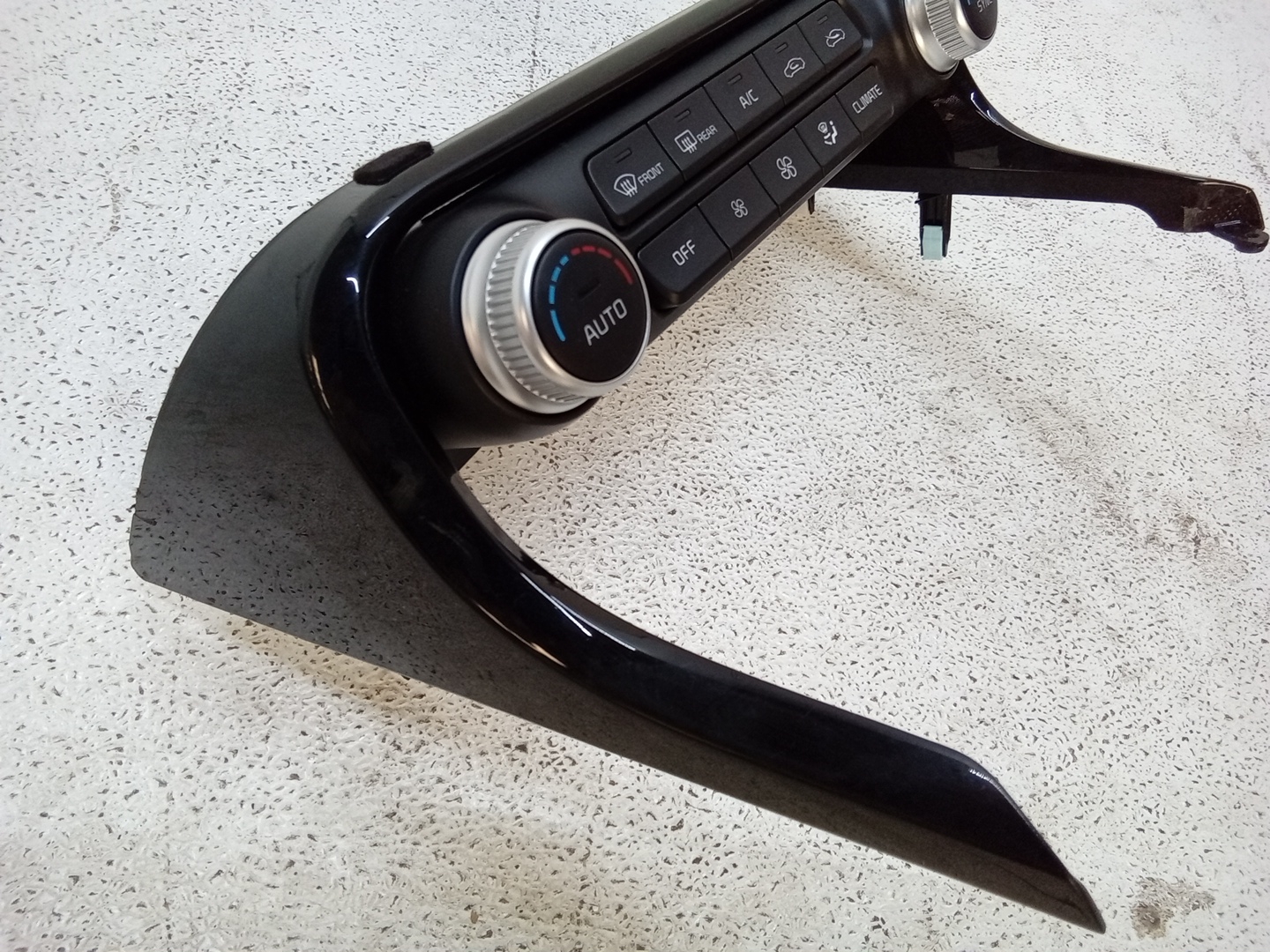 Pre-Owned 2019 Kia Stinger AC/ Heater Control Unit w/ Bezel  97250J5000 OEM (Good)