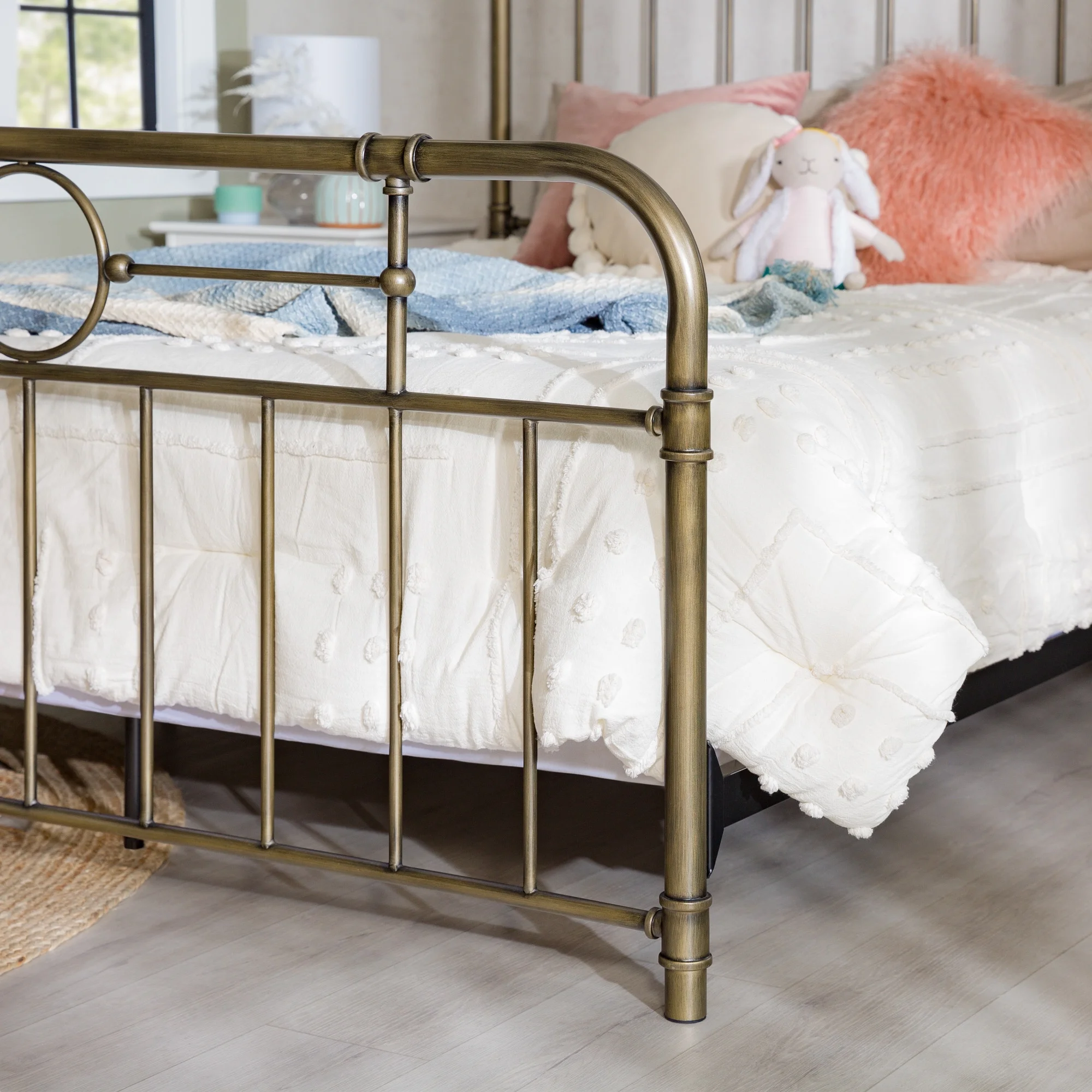 Walker Edison Scarlett Boho Farmhouse Antiqued Bronze Metal Pipe Queen Bed, Bronze