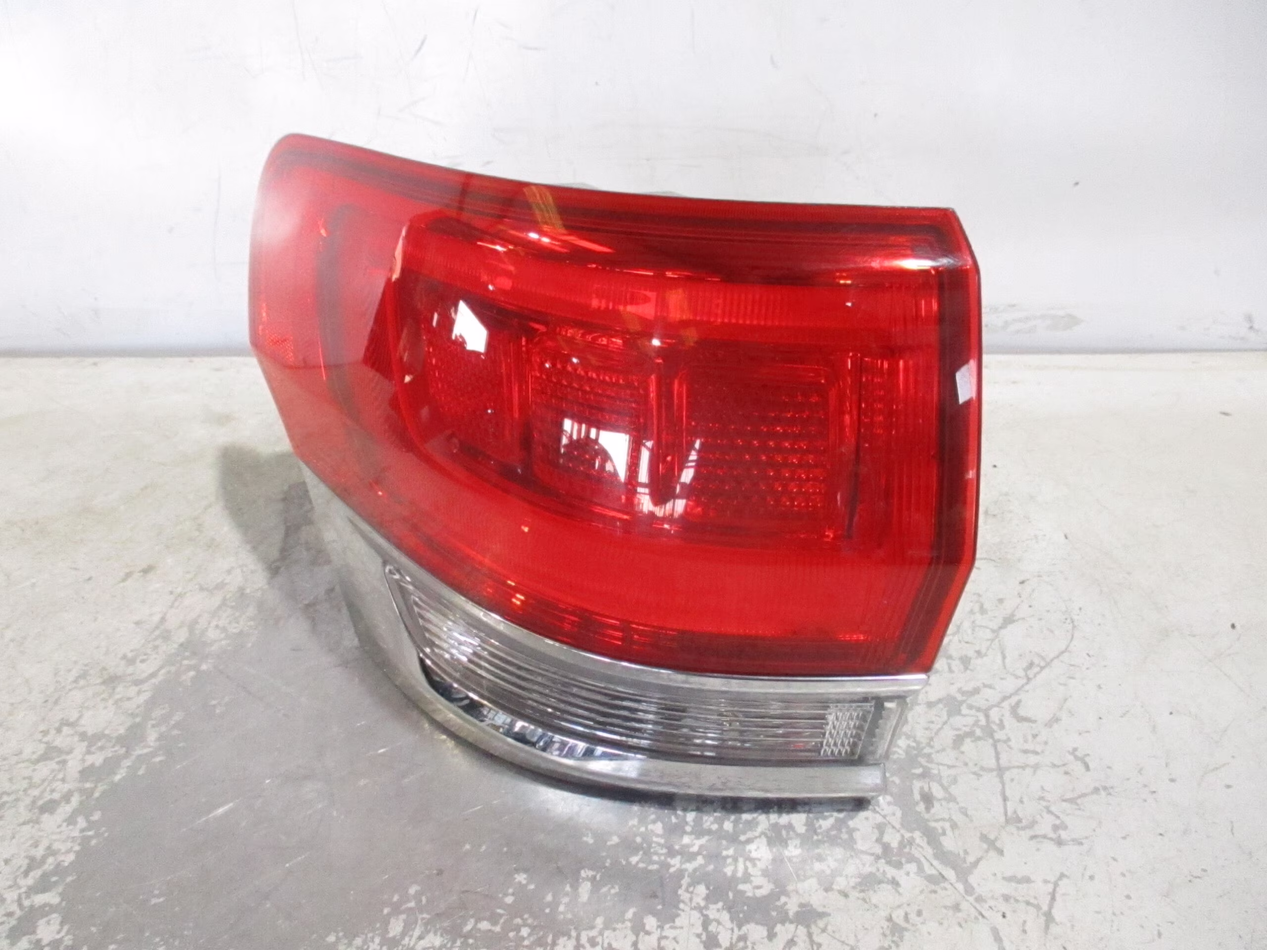 Pre-Owned 2015-2020 Jeep Grand Cherokee Driver LH Tail Light Lamp OEM (Good)