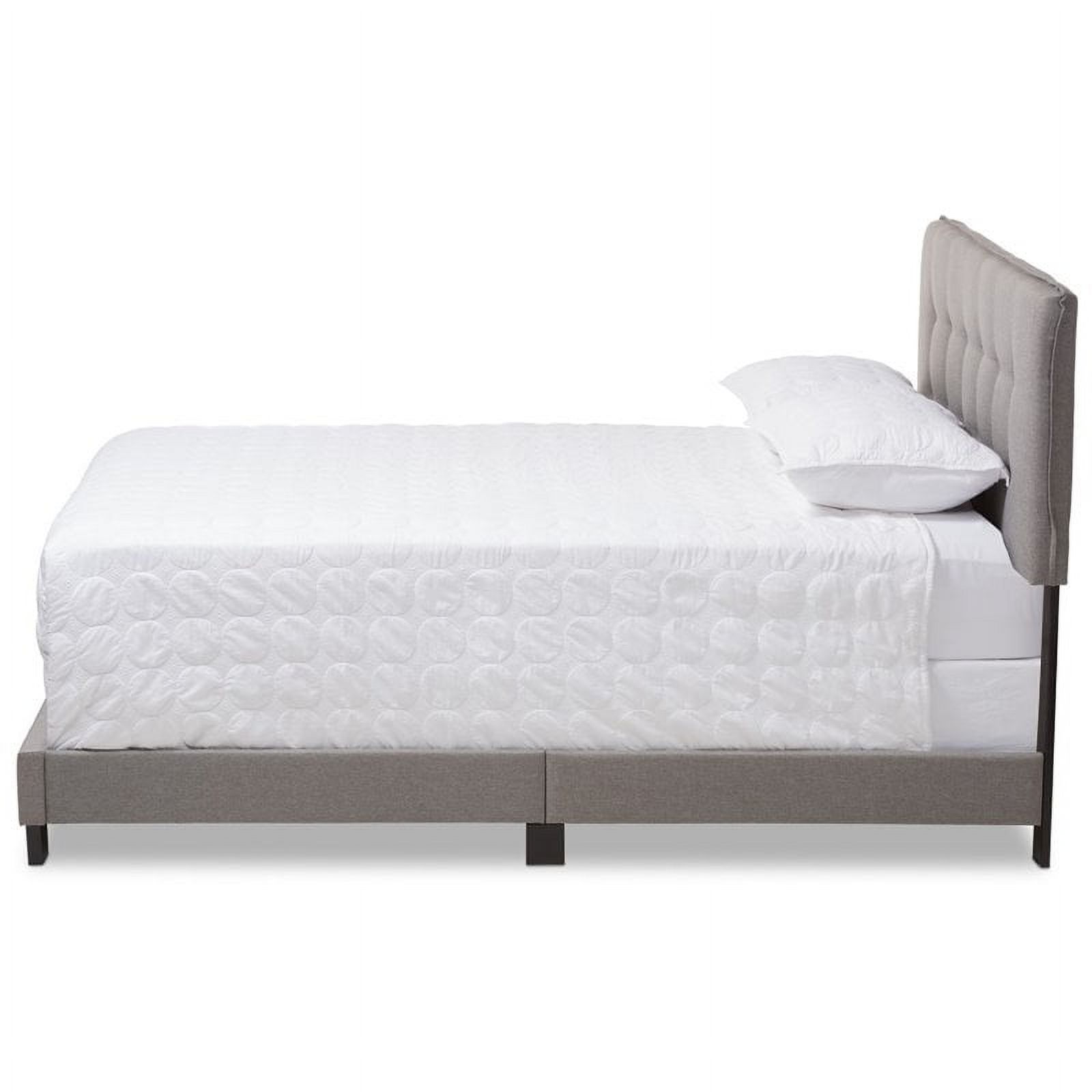 Bowery Hill Traditional Upholstered Fabric Tufted Full Bed in Light Grey