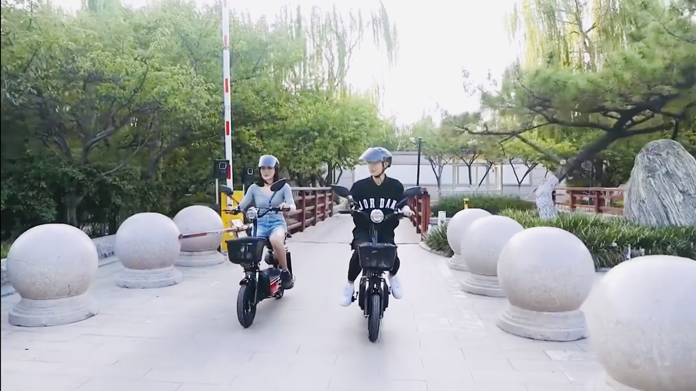 Tiger Jet 500W 48V Electric Scooter With Remote Start, 2 Seats And Detachable Battery Compartment (Updated Version)