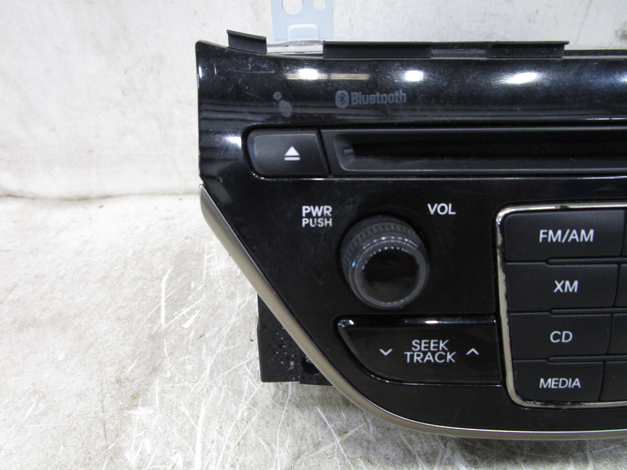 Pre-Owned 14 15 Hyundai Genesis AM FM CD MP3 Radio Receiver 96180-2M118 OEM LKQ (Good)