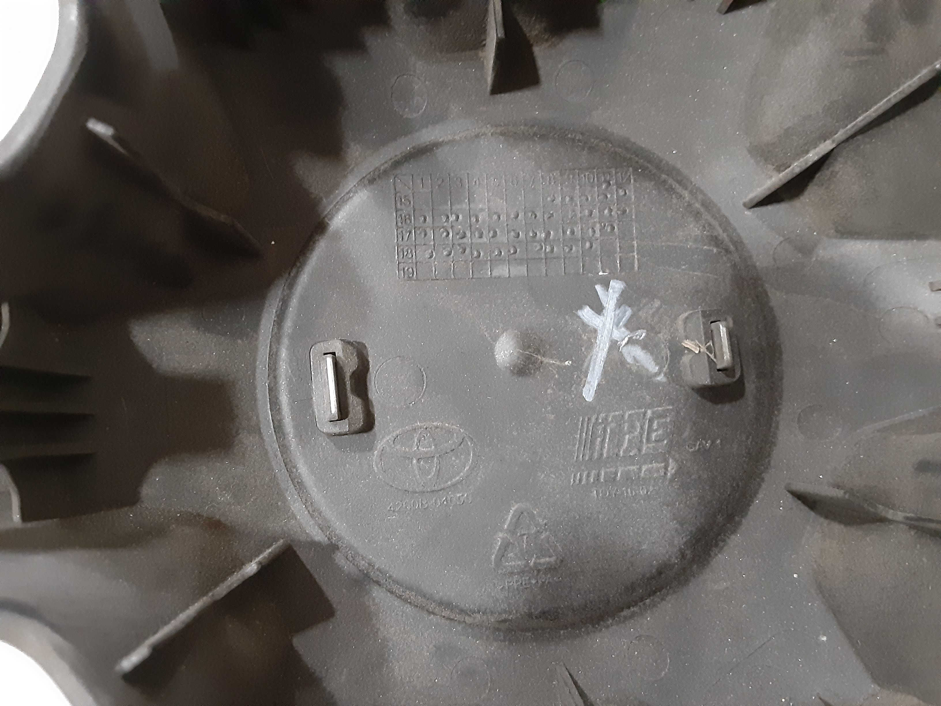 Pre-Owned 2016-2020 Toyota Tacoma Wheel Rim Center Cap 4260B-04040 OEM (Good)