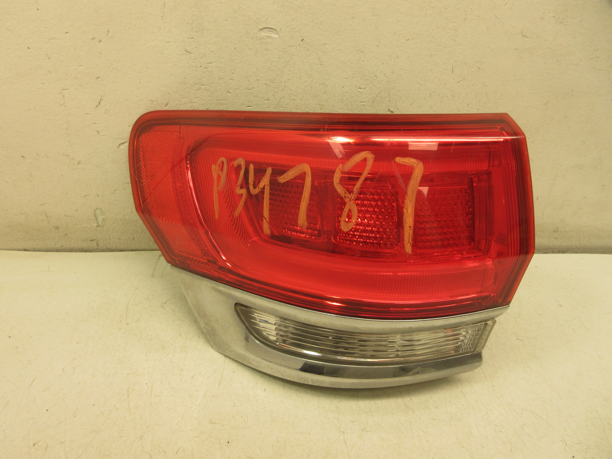 Pre-Owned 14 15 16 Jeep Grand Cherokee Driver Left Rear Taillight Quarter Mounted OEM LKQ (Good)